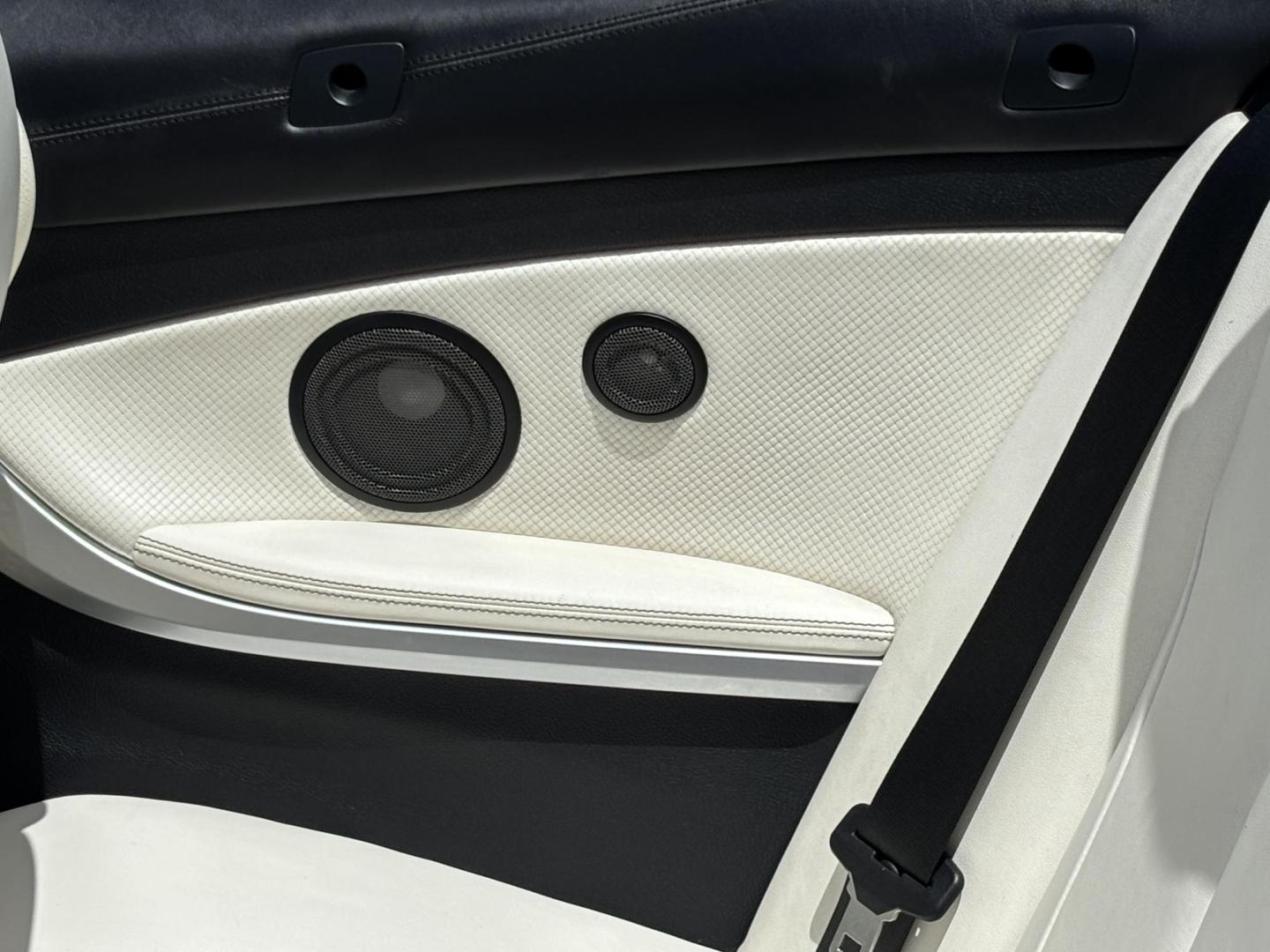 2018 GRAY /WHITE BMW 4-Series 440i convertible (WBA4Z5C51JE) with an 3.0L V6 DOHC 24V engine, 8A transmission, located at 11170 Summerlin Square Dr., Fort Myers Beach, FL, 33931, (239) 999-7777, 26.493546, -81.941628 - Photo#30