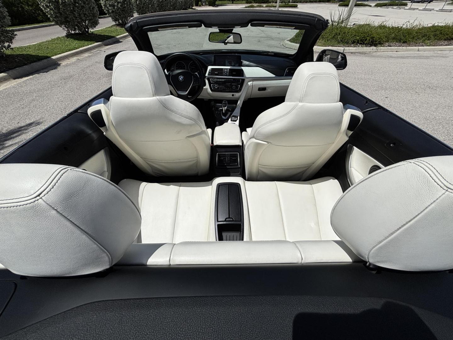 2018 GRAY /WHITE BMW 4-Series 440i convertible (WBA4Z5C51JE) with an 3.0L V6 DOHC 24V engine, 8A transmission, located at 11170 Summerlin Square Dr., Fort Myers Beach, FL, 33931, (239) 999-7777, 26.493546, -81.941628 - Photo#32