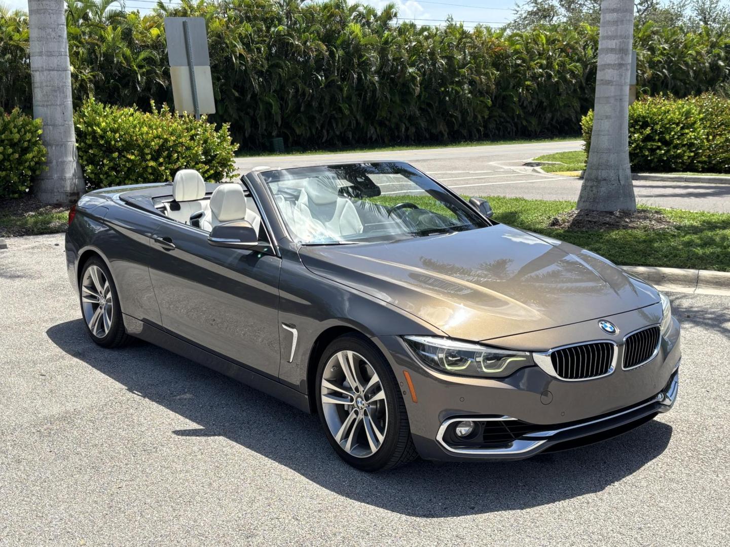 2018 GRAY /WHITE BMW 4-Series 440i convertible (WBA4Z5C51JE) with an 3.0L V6 DOHC 24V engine, 8A transmission, located at 11170 Summerlin Square Dr., Fort Myers Beach, FL, 33931, (239) 999-7777, 26.493546, -81.941628 - Photo#2
