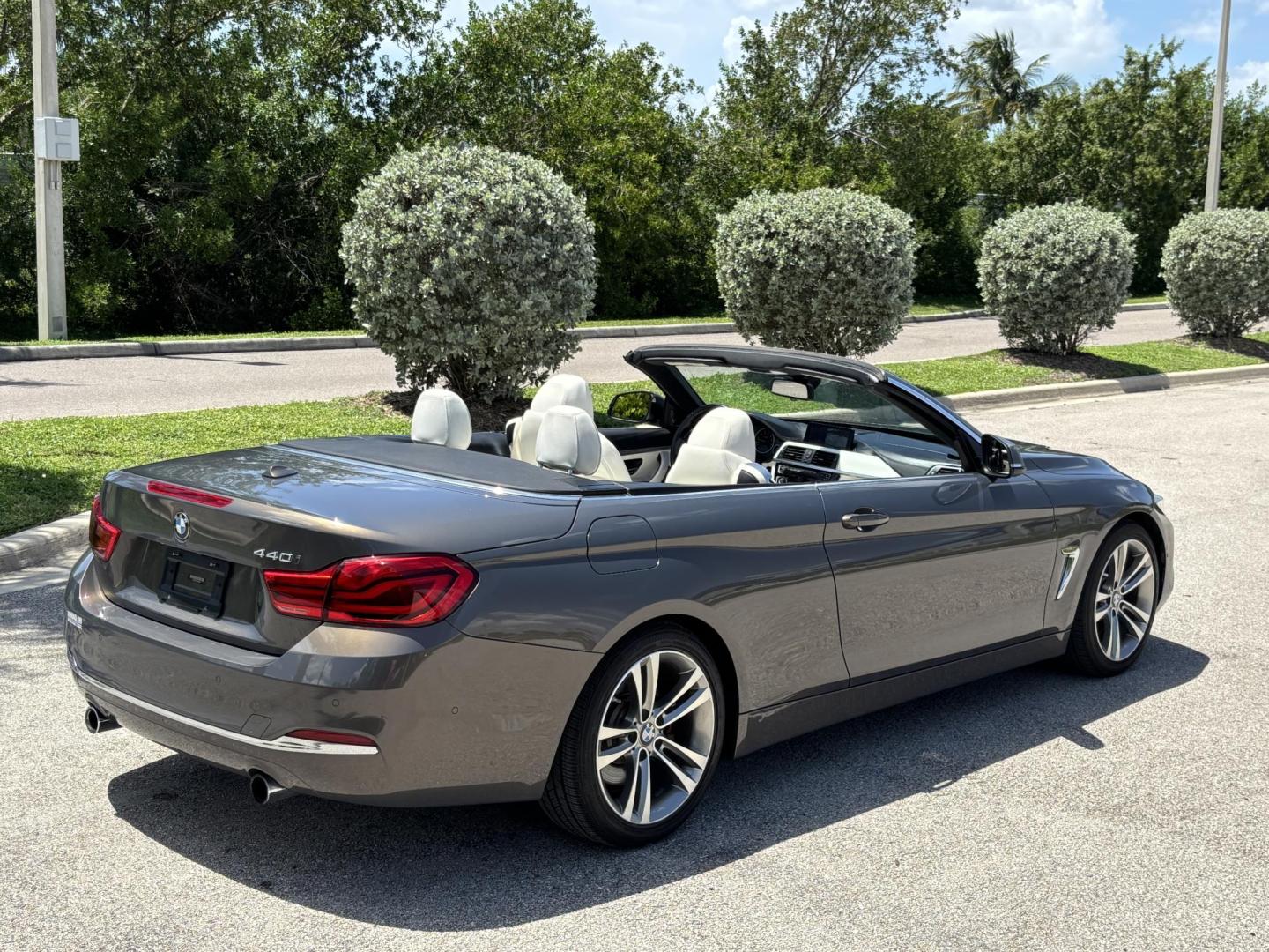 2018 GRAY /WHITE BMW 4-Series 440i convertible (WBA4Z5C51JE) with an 3.0L V6 DOHC 24V engine, 8A transmission, located at 11170 Summerlin Square Dr., Fort Myers Beach, FL, 33931, (239) 999-7777, 26.493546, -81.941628 - Photo#4