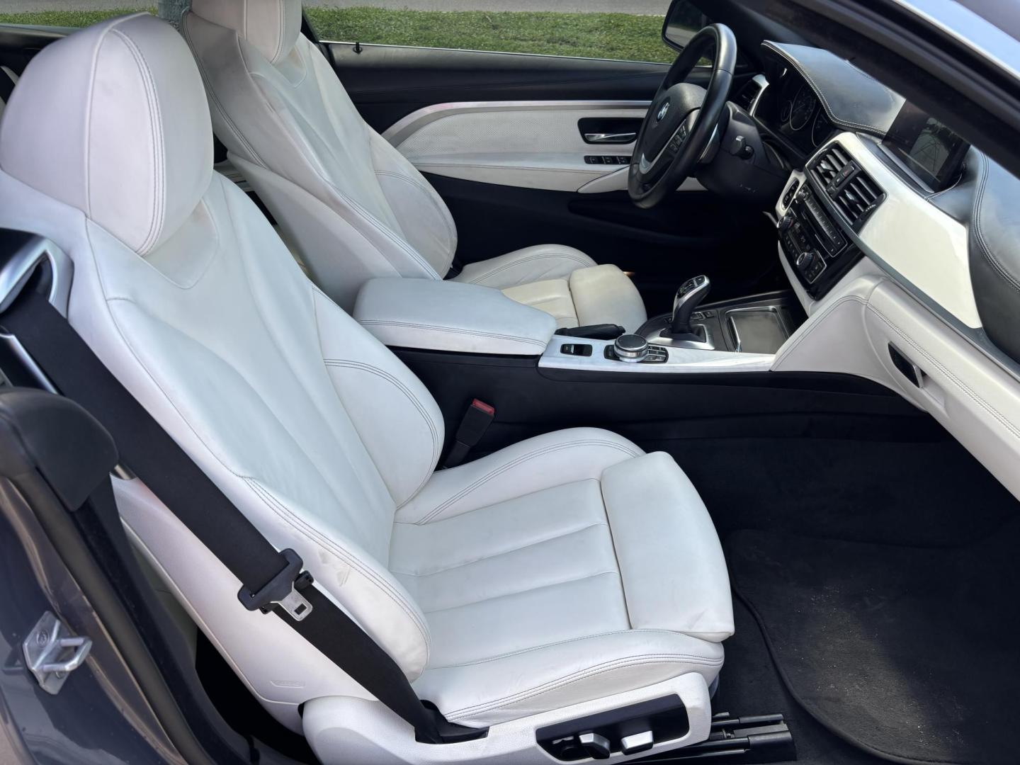 2018 GRAY /WHITE BMW 4-Series 440i convertible (WBA4Z5C51JE) with an 3.0L V6 DOHC 24V engine, 8A transmission, located at 11170 Summerlin Square Dr., Fort Myers Beach, FL, 33931, (239) 999-7777, 26.493546, -81.941628 - Photo#26