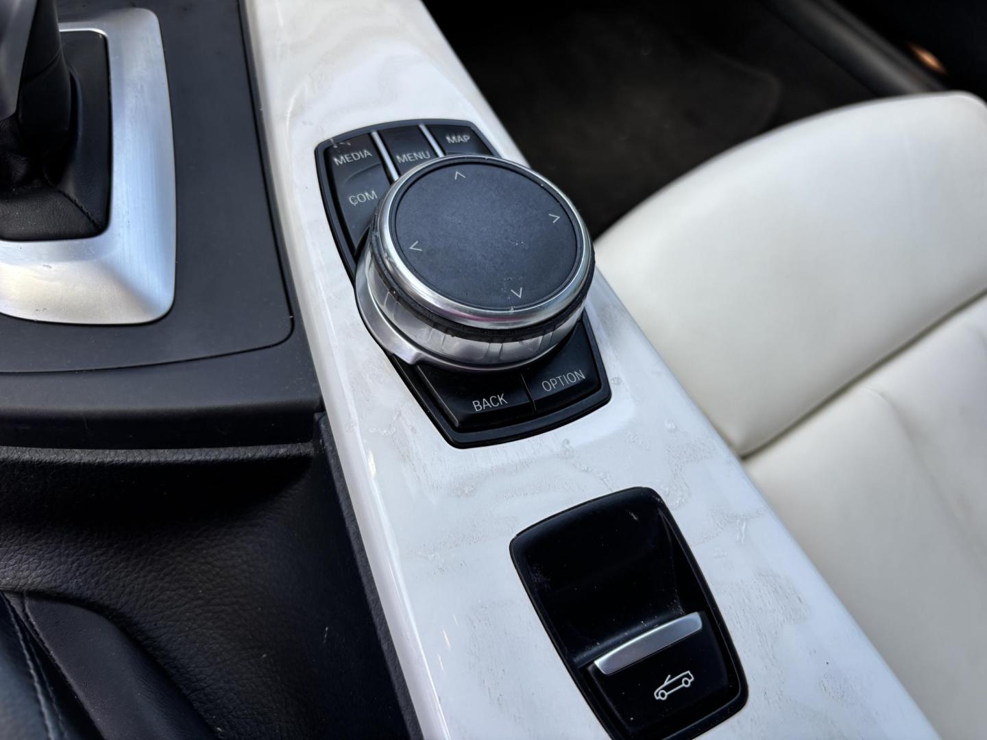 2018 GRAY /WHITE BMW 4-Series 440i convertible (WBA4Z5C51JE) with an 3.0L V6 DOHC 24V engine, 8A transmission, located at 11170 Summerlin Square Dr., Fort Myers Beach, FL, 33931, (239) 999-7777, 26.493546, -81.941628 - Photo#23