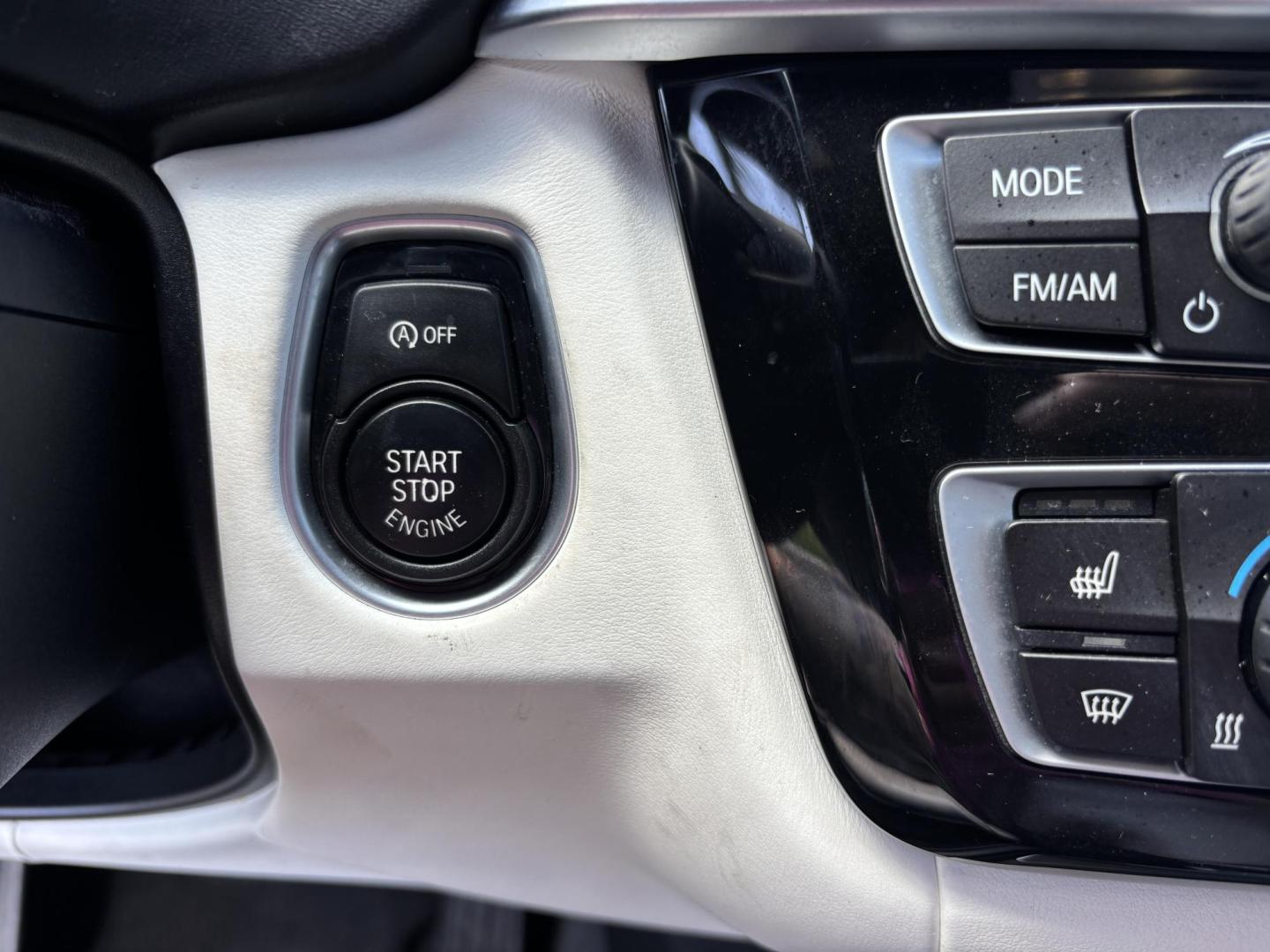 2018 GRAY /WHITE BMW 4-Series 440i convertible (WBA4Z5C51JE) with an 3.0L V6 DOHC 24V engine, 8A transmission, located at 11170 Summerlin Square Dr., Fort Myers Beach, FL, 33931, (239) 999-7777, 26.493546, -81.941628 - Photo#16