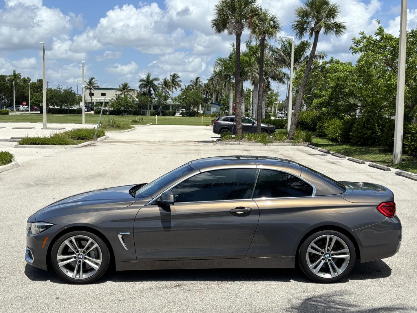 2018 GRAY /WHITE BMW 4-Series 440i convertible (WBA4Z5C51JE) with an 3.0L V6 DOHC 24V engine, 8A transmission, located at 11170 Summerlin Square Dr., Fort Myers Beach, FL, 33931, (239) 999-7777, 26.493546, -81.941628 - Photo#10