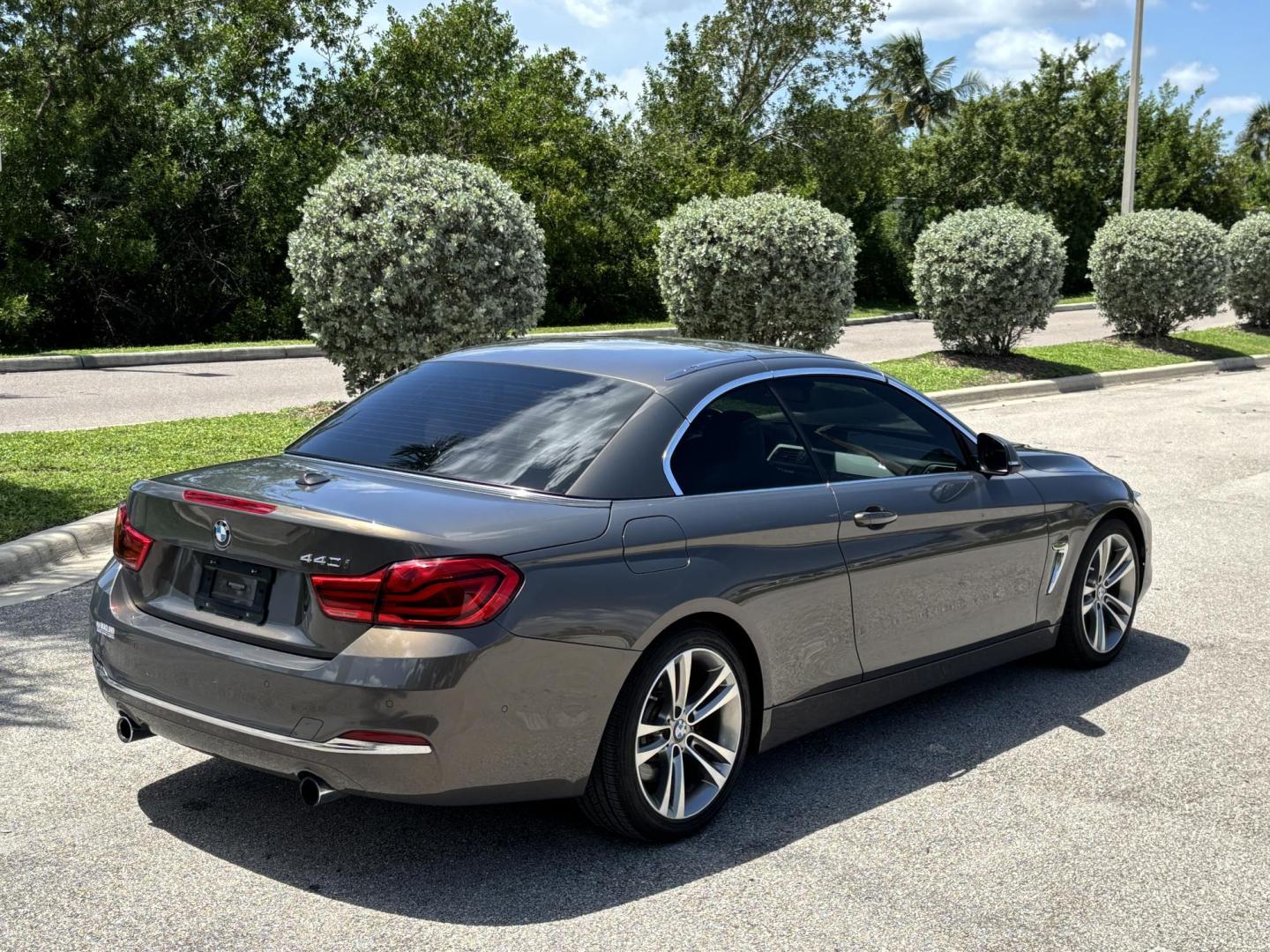 2018 GRAY /WHITE BMW 4-Series 440i convertible (WBA4Z5C51JE) with an 3.0L V6 DOHC 24V engine, 8A transmission, located at 11170 Summerlin Square Dr., Fort Myers Beach, FL, 33931, (239) 999-7777, 26.493546, -81.941628 - Photo#9