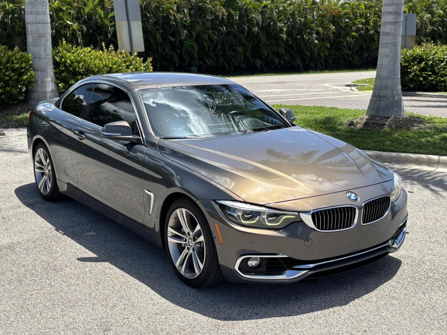 2018 GRAY /WHITE BMW 4-Series 440i convertible (WBA4Z5C51JE) with an 3.0L V6 DOHC 24V engine, 8A transmission, located at 11170 Summerlin Square Dr., Fort Myers Beach, FL, 33931, (239) 999-7777, 26.493546, -81.941628 - Photo#7