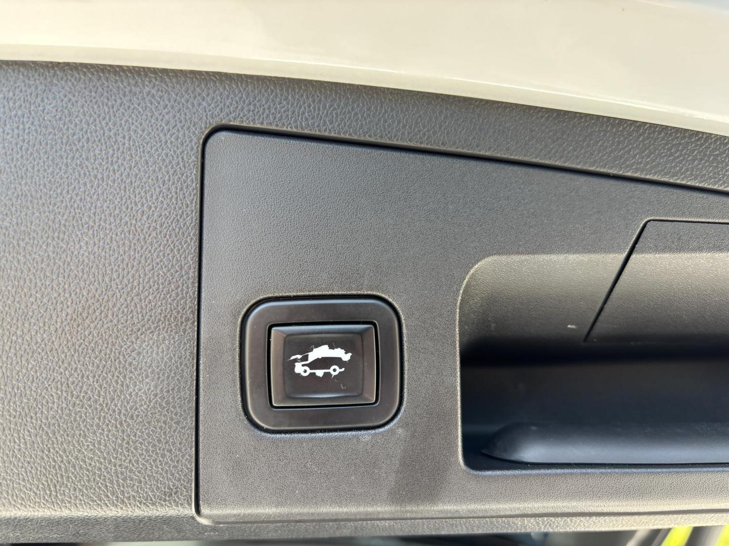 2020 WHITE /TAN Cadillac XT4 Premium Luxury (1GYFZCR44LF) with an 2.0L L4 DOHC 16V engine, 9A transmission, located at 11170 Summerlin Square Dr., Fort Myers Beach, FL, 33931, (239) 999-7777, 26.493546, -81.941628 - Photo#31