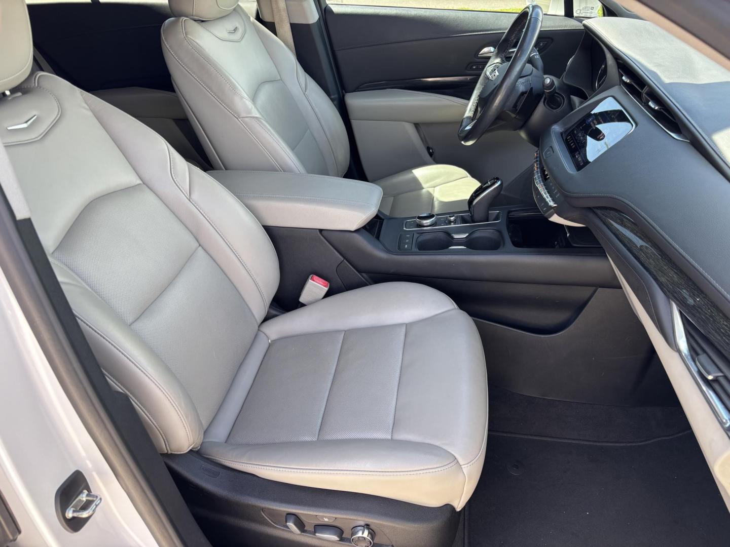 2020 WHITE /TAN Cadillac XT4 Premium Luxury (1GYFZCR44LF) with an 2.0L L4 DOHC 16V engine, 9A transmission, located at 11170 Summerlin Square Dr., Fort Myers Beach, FL, 33931, (239) 999-7777, 26.493546, -81.941628 - Photo#14