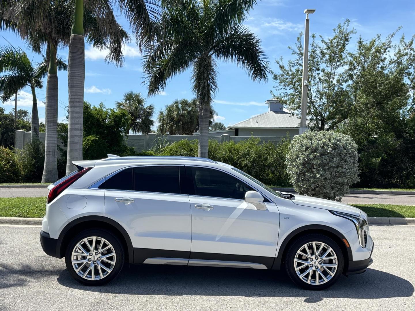 2020 WHITE /TAN Cadillac XT4 Premium Luxury (1GYFZCR44LF) with an 2.0L L4 DOHC 16V engine, 9A transmission, located at 11170 Summerlin Square Dr., Fort Myers Beach, FL, 33931, (239) 999-7777, 26.493546, -81.941628 - Photo#3