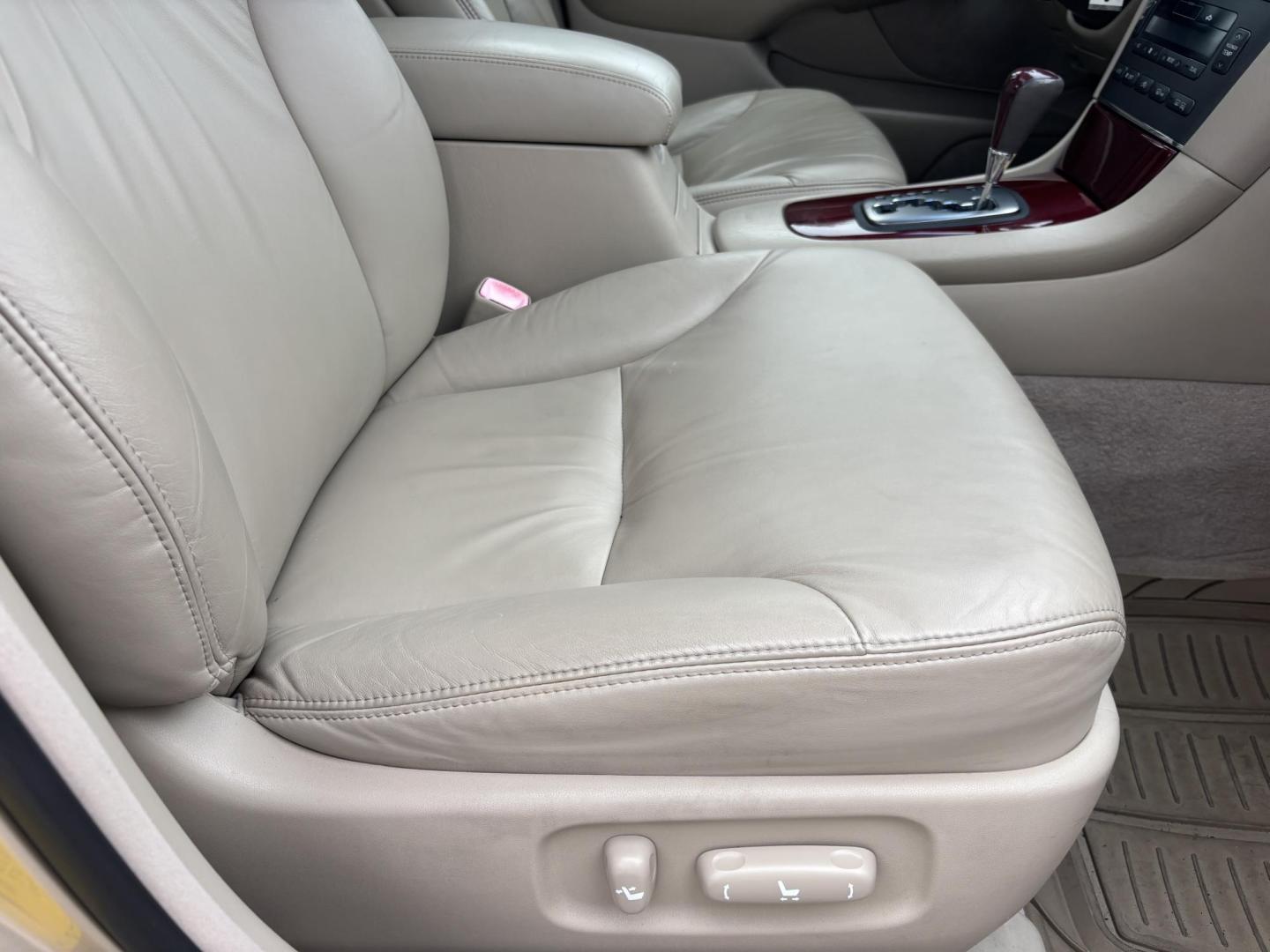 2004 GOLD /TAN Lexus ES 330 Sedan (JTHBA30G440) with an 3.3L V6 DOHC 24V engine, 5-Speed Automatic Overdrive transmission, located at 11170 Summerlin Square Dr., Fort Myers Beach, FL, 33931, (239) 999-7777, 26.493546, -81.941628 - Branded Title We have financing available and we accept trades! Fill out a credit application on our website or come by today! If you have any questions, give us a call at (239) 999 - 7777 or visit our website at firstautocredit.com. 11170 Summerlin Square Dr, Fort Myers Beach, FL 33931 - Photo#17