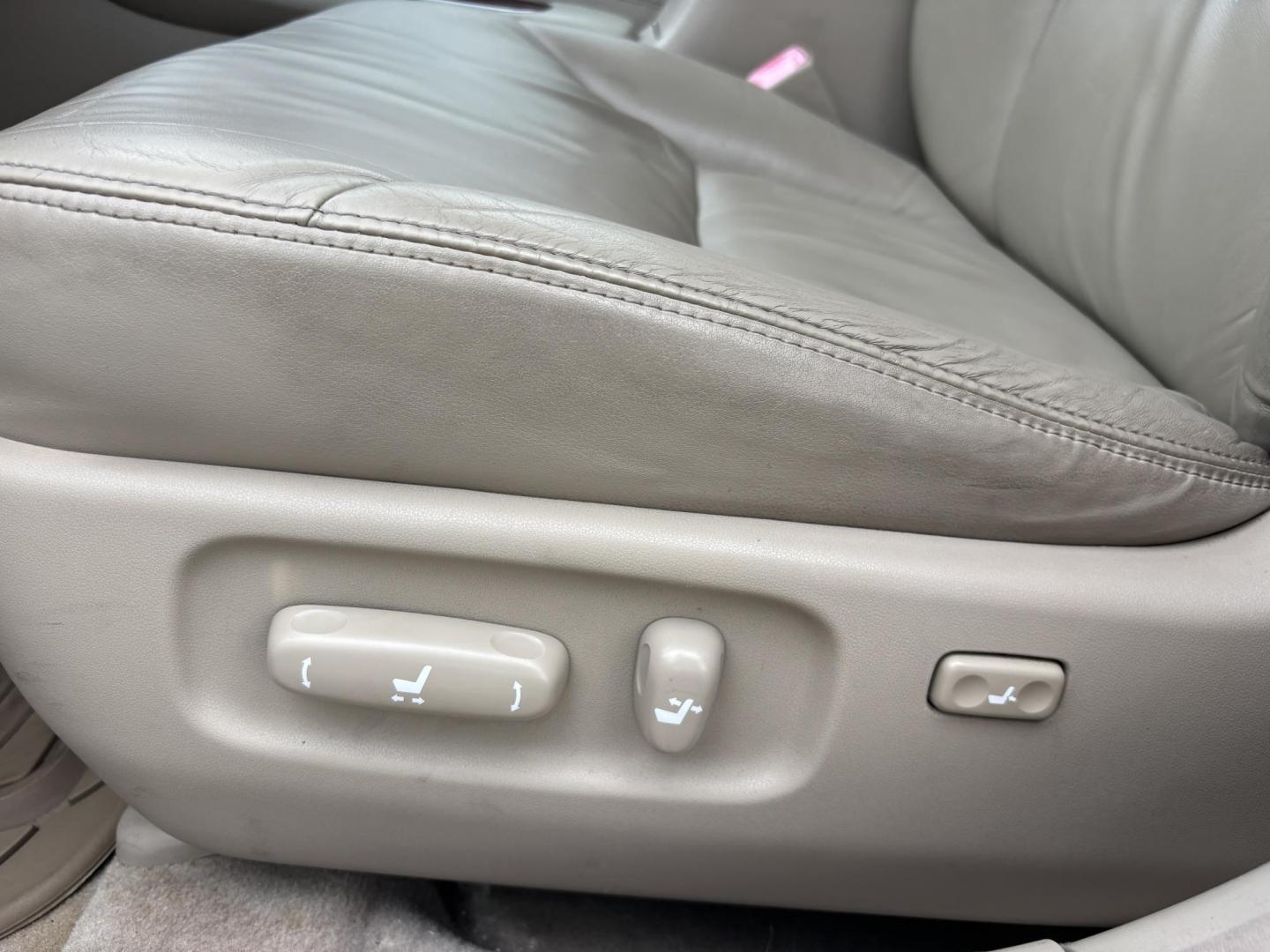 2004 GOLD /TAN Lexus ES 330 Sedan (JTHBA30G440) with an 3.3L V6 DOHC 24V engine, 5-Speed Automatic Overdrive transmission, located at 11170 Summerlin Square Dr., Fort Myers Beach, FL, 33931, (239) 999-7777, 26.493546, -81.941628 - Branded Title We have financing available and we accept trades! Fill out a credit application on our website or come by today! If you have any questions, give us a call at (239) 999 - 7777 or visit our website at firstautocredit.com. 11170 Summerlin Square Dr, Fort Myers Beach, FL 33931 - Photo#8