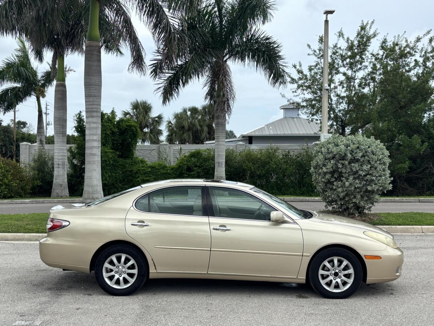 2004 GOLD /TAN Lexus ES 330 Sedan (JTHBA30G440) with an 3.3L V6 DOHC 24V engine, 5-Speed Automatic Overdrive transmission, located at 11170 Summerlin Square Dr., Fort Myers Beach, FL, 33931, (239) 999-7777, 26.493546, -81.941628 - Branded Title We have financing available and we accept trades! Fill out a credit application on our website or come by today! If you have any questions, give us a call at (239) 999 - 7777 or visit our website at firstautocredit.com. 11170 Summerlin Square Dr, Fort Myers Beach, FL 33931 - Photo#3