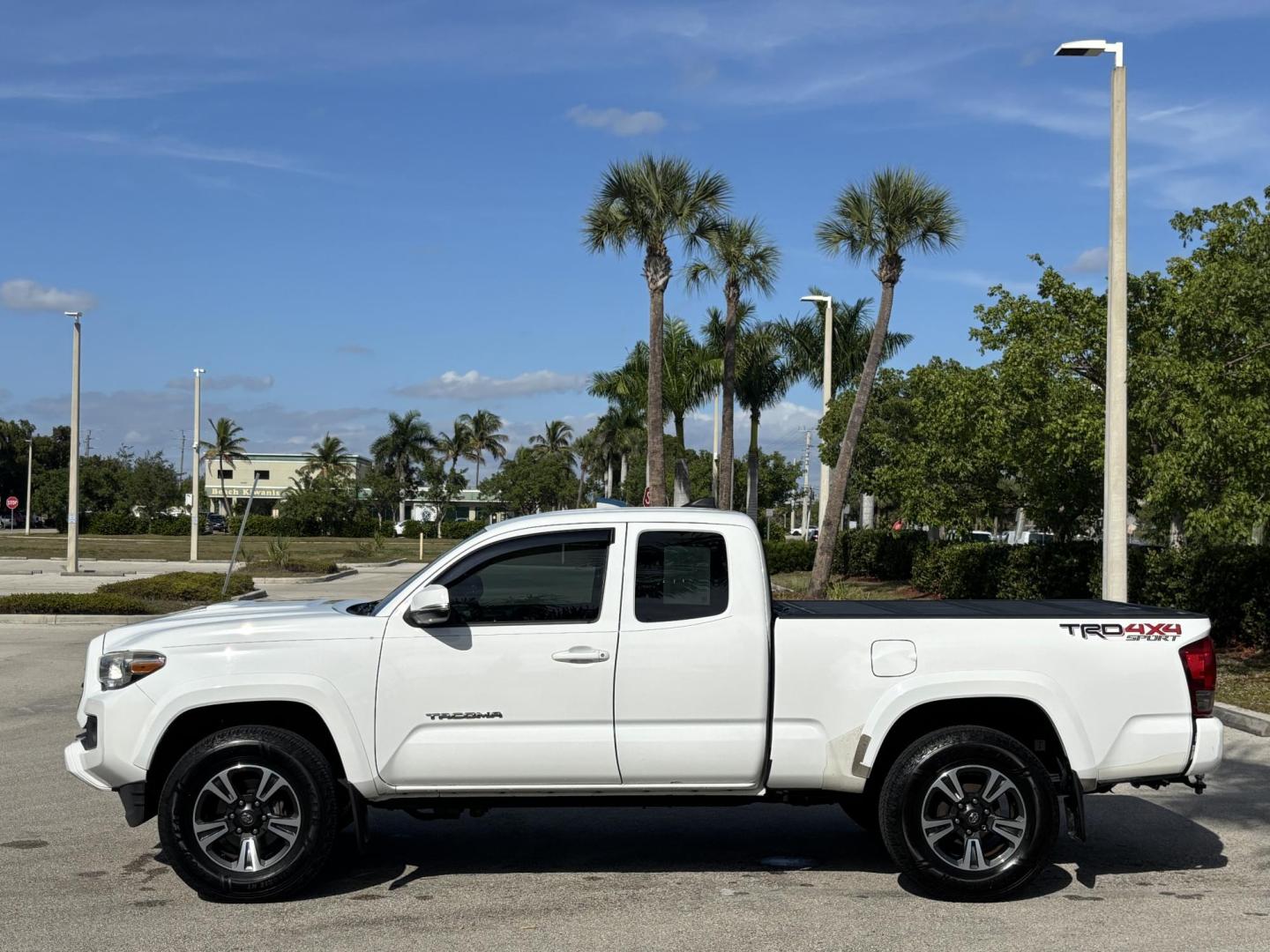 2017 WHITE /BLACK Toyota Tacoma TRD SPORT Access Cab V6 6AT 4WD (5TFSZ5AN8HX) with an 3.5L V6 DOHC 24V engine, 6A transmission, located at 11170 Summerlin Square Dr., Fort Myers Beach, FL, 33931, (239) 999-7777, 26.493546, -81.941628 - 2017 Toyota Tacoma TRD SPORT Carfax 1 Owner 36 Maintenance History - Photo#17