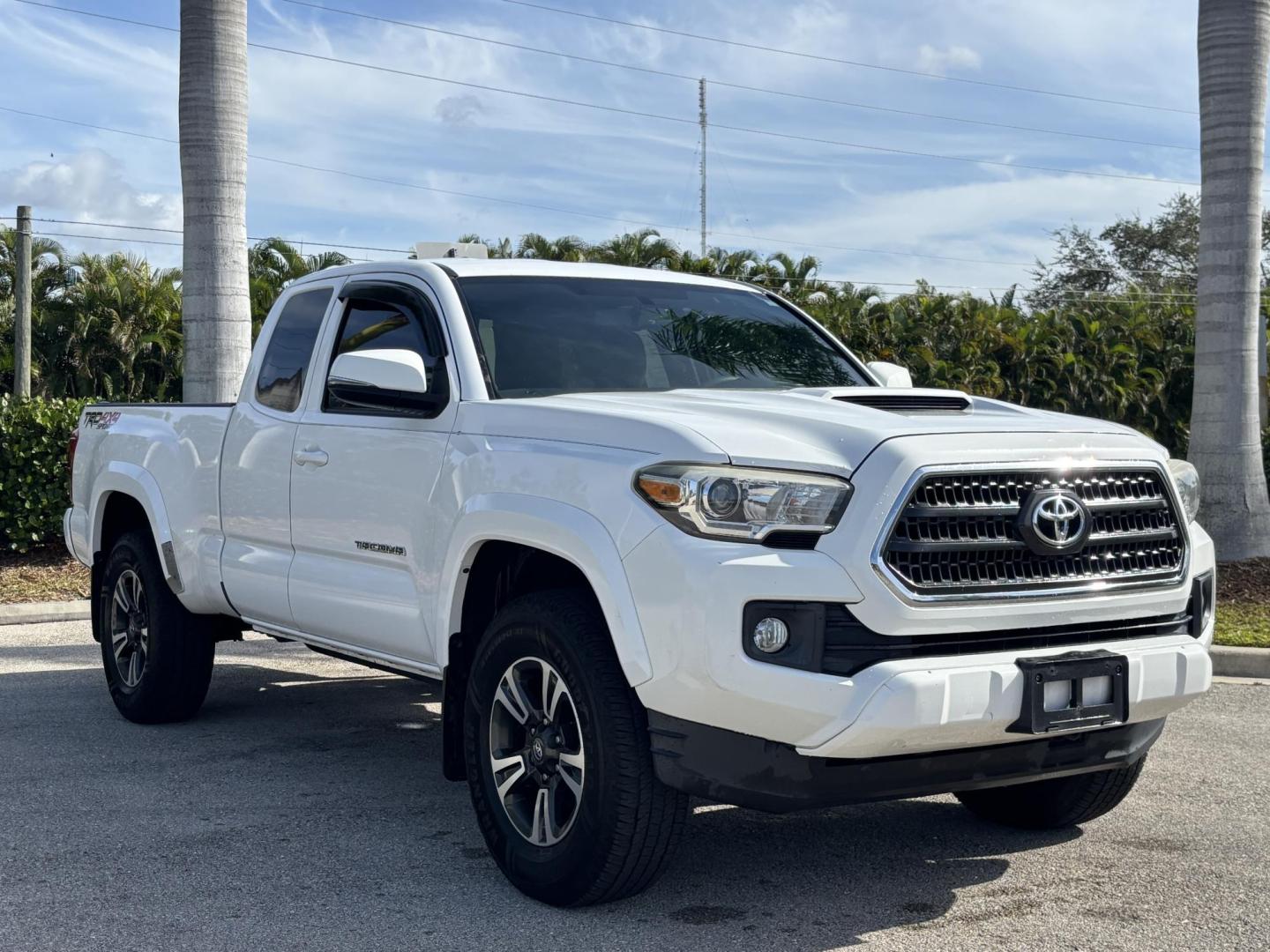 2017 WHITE /BLACK Toyota Tacoma TRD SPORT Access Cab V6 6AT 4WD (5TFSZ5AN8HX) with an 3.5L V6 DOHC 24V engine, 6A transmission, located at 11170 Summerlin Square Dr., Fort Myers Beach, FL, 33931, (239) 999-7777, 26.493546, -81.941628 - 2017 Toyota Tacoma TRD SPORT Carfax 1 Owner 36 Maintenance History - Photo#3