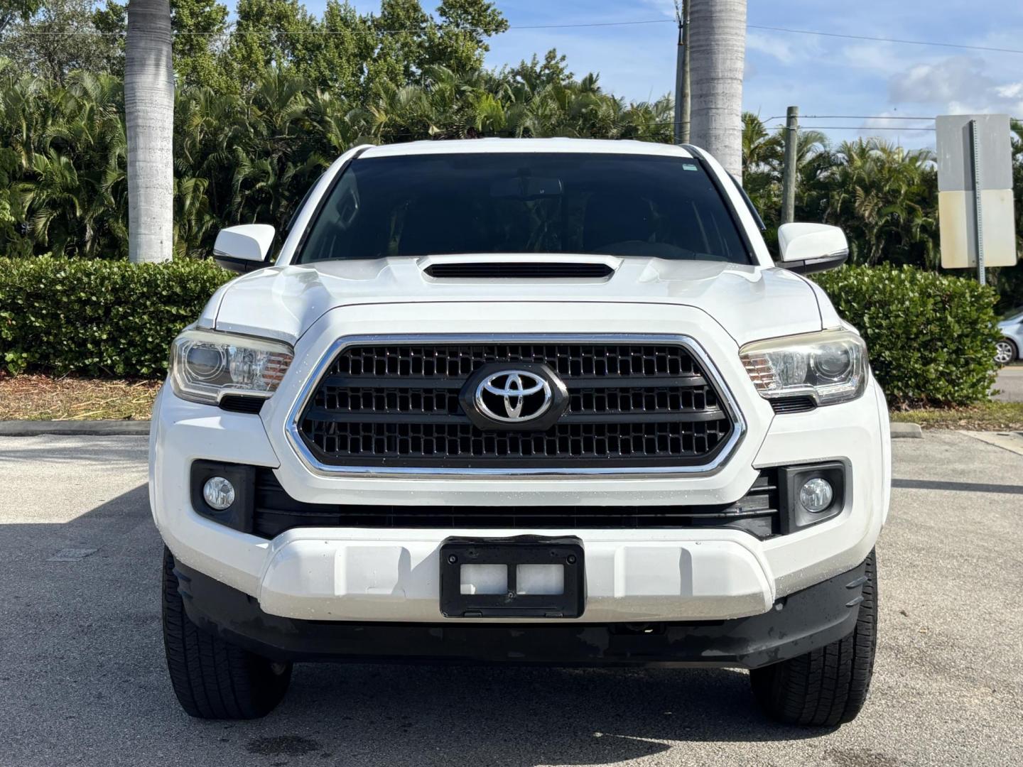 2017 WHITE /BLACK Toyota Tacoma TRD SPORT Access Cab V6 6AT 4WD (5TFSZ5AN8HX) with an 3.5L V6 DOHC 24V engine, 6A transmission, located at 11170 Summerlin Square Dr., Fort Myers Beach, FL, 33931, (239) 999-7777, 26.493546, -81.941628 - 2017 Toyota Tacoma TRD SPORT Carfax 1 Owner 36 Maintenance History - Photo#2