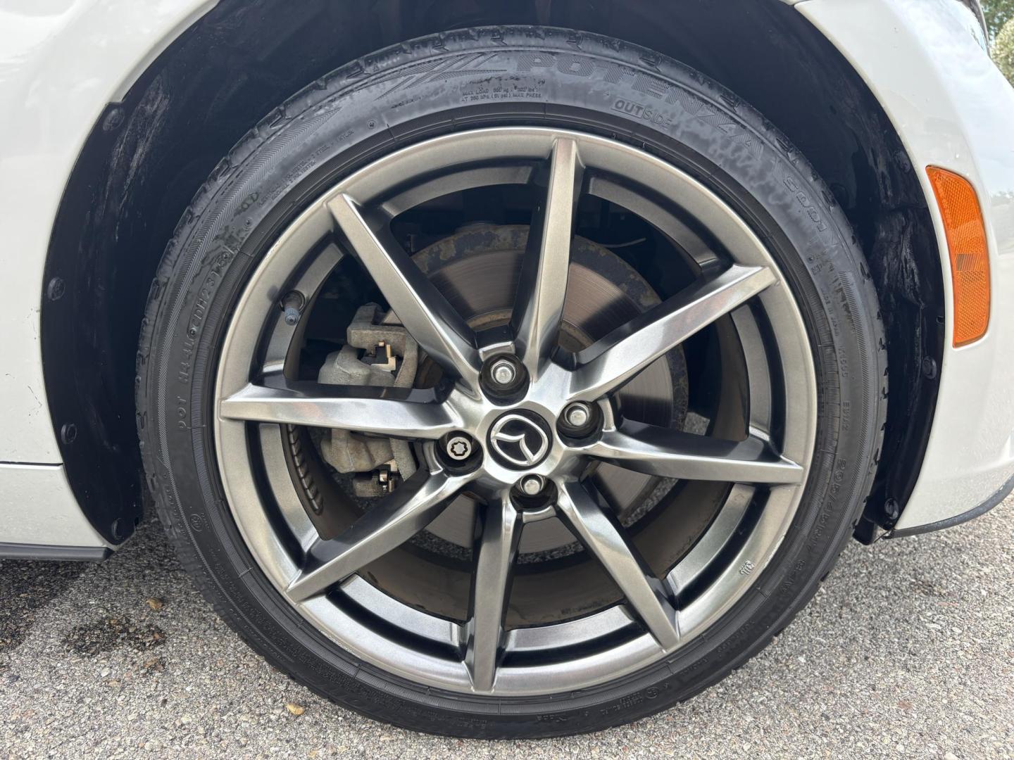 2016 GRAY /BLACK LEATHER Mazda MX-5 Miata Grand Touring 6AT (JM1NDAD74G0) with an 2.0L L4 DOHC 16V engine, 6A transmission, located at 11170 Summerlin Square Dr., Fort Myers Beach, FL, 33931, (239) 999-7777, 26.493546, -81.941628 - Photo#46