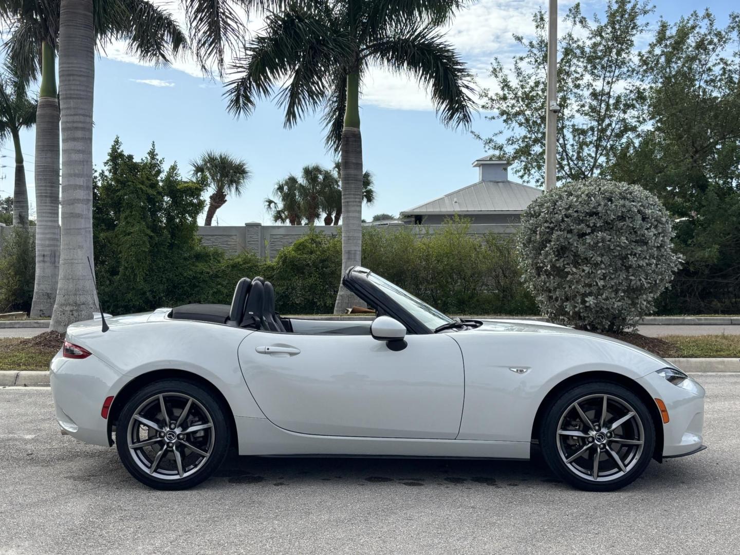2016 GRAY /BLACK LEATHER Mazda MX-5 Miata Grand Touring 6AT (JM1NDAD74G0) with an 2.0L L4 DOHC 16V engine, 6A transmission, located at 11170 Summerlin Square Dr., Fort Myers Beach, FL, 33931, (239) 999-7777, 26.493546, -81.941628 - Photo#4