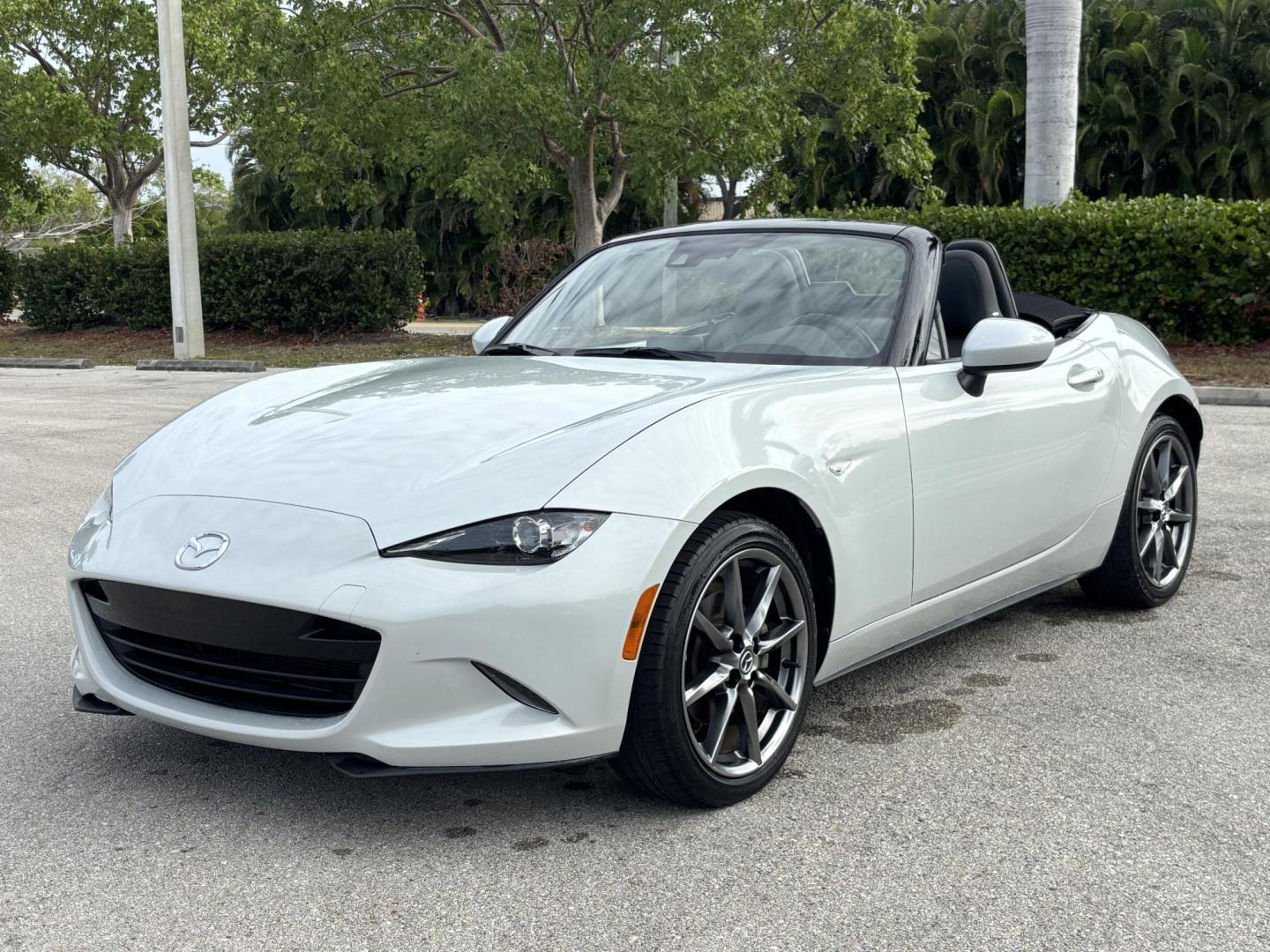 2016 GRAY /BLACK LEATHER Mazda MX-5 Miata Grand Touring 6AT (JM1NDAD74G0) with an 2.0L L4 DOHC 16V engine, 6A transmission, located at 11170 Summerlin Square Dr., Fort Myers Beach, FL, 33931, (239) 999-7777, 26.493546, -81.941628 - Photo#11