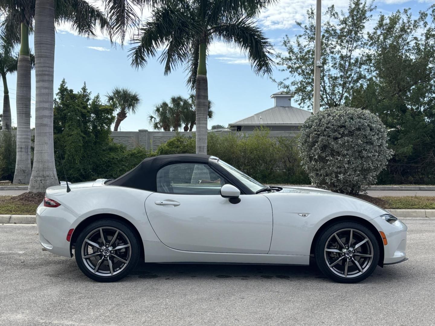 2016 GRAY /BLACK LEATHER Mazda MX-5 Miata Grand Touring 6AT (JM1NDAD74G0) with an 2.0L L4 DOHC 16V engine, 6A transmission, located at 11170 Summerlin Square Dr., Fort Myers Beach, FL, 33931, (239) 999-7777, 26.493546, -81.941628 - Photo#8