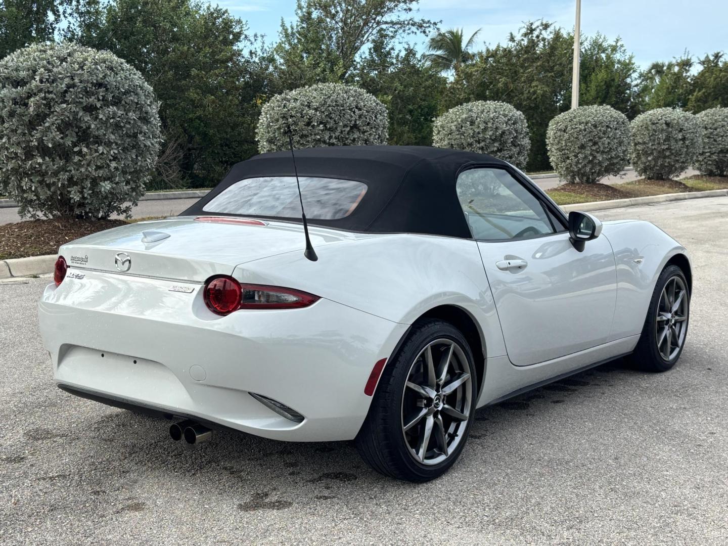 2016 GRAY /BLACK LEATHER Mazda MX-5 Miata Grand Touring 6AT (JM1NDAD74G0) with an 2.0L L4 DOHC 16V engine, 6A transmission, located at 11170 Summerlin Square Dr., Fort Myers Beach, FL, 33931, (239) 999-7777, 26.493546, -81.941628 - Photo#9