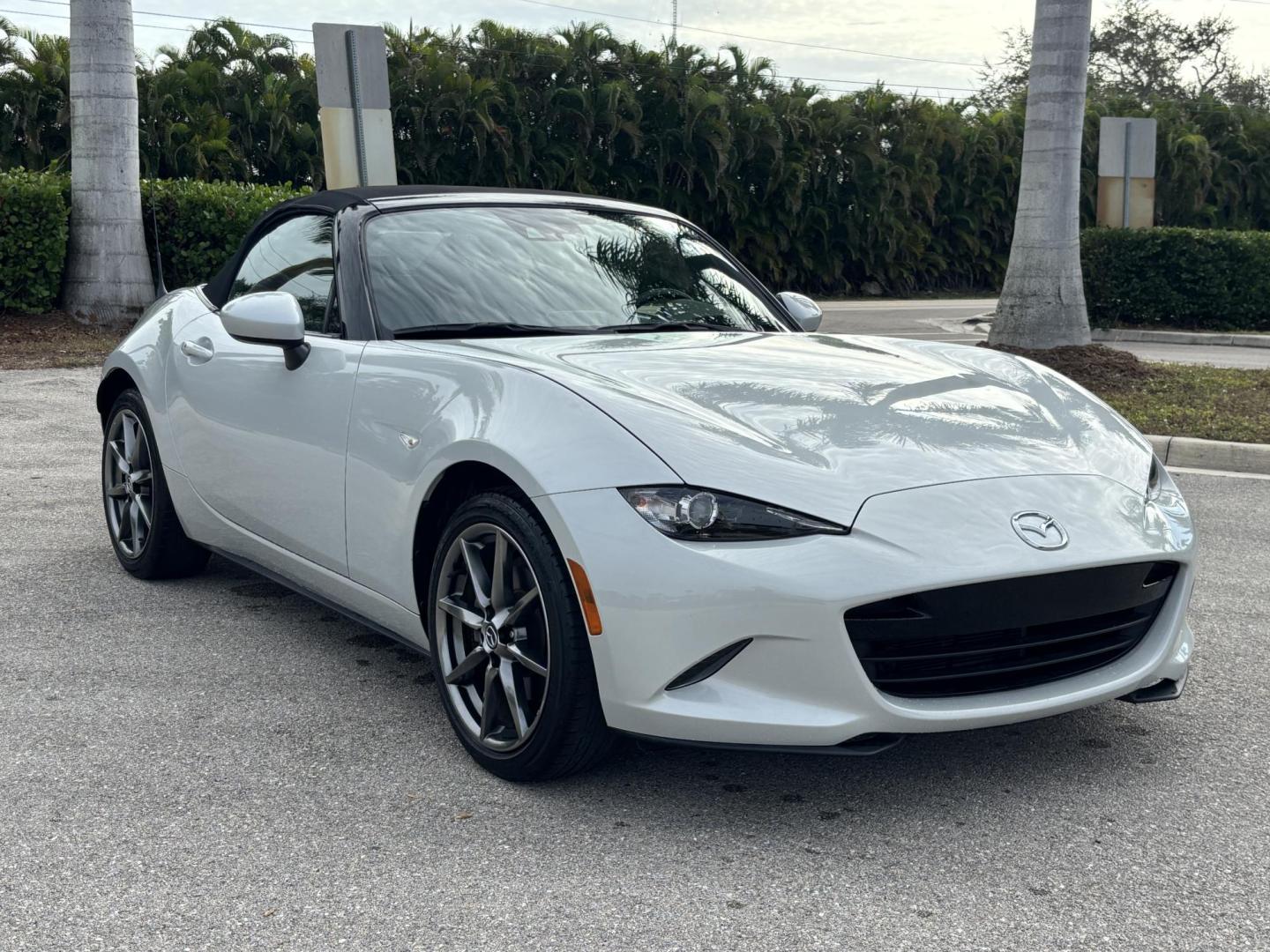 2016 GRAY /BLACK LEATHER Mazda MX-5 Miata Grand Touring 6AT (JM1NDAD74G0) with an 2.0L L4 DOHC 16V engine, 6A transmission, located at 11170 Summerlin Square Dr., Fort Myers Beach, FL, 33931, (239) 999-7777, 26.493546, -81.941628 - Photo#7