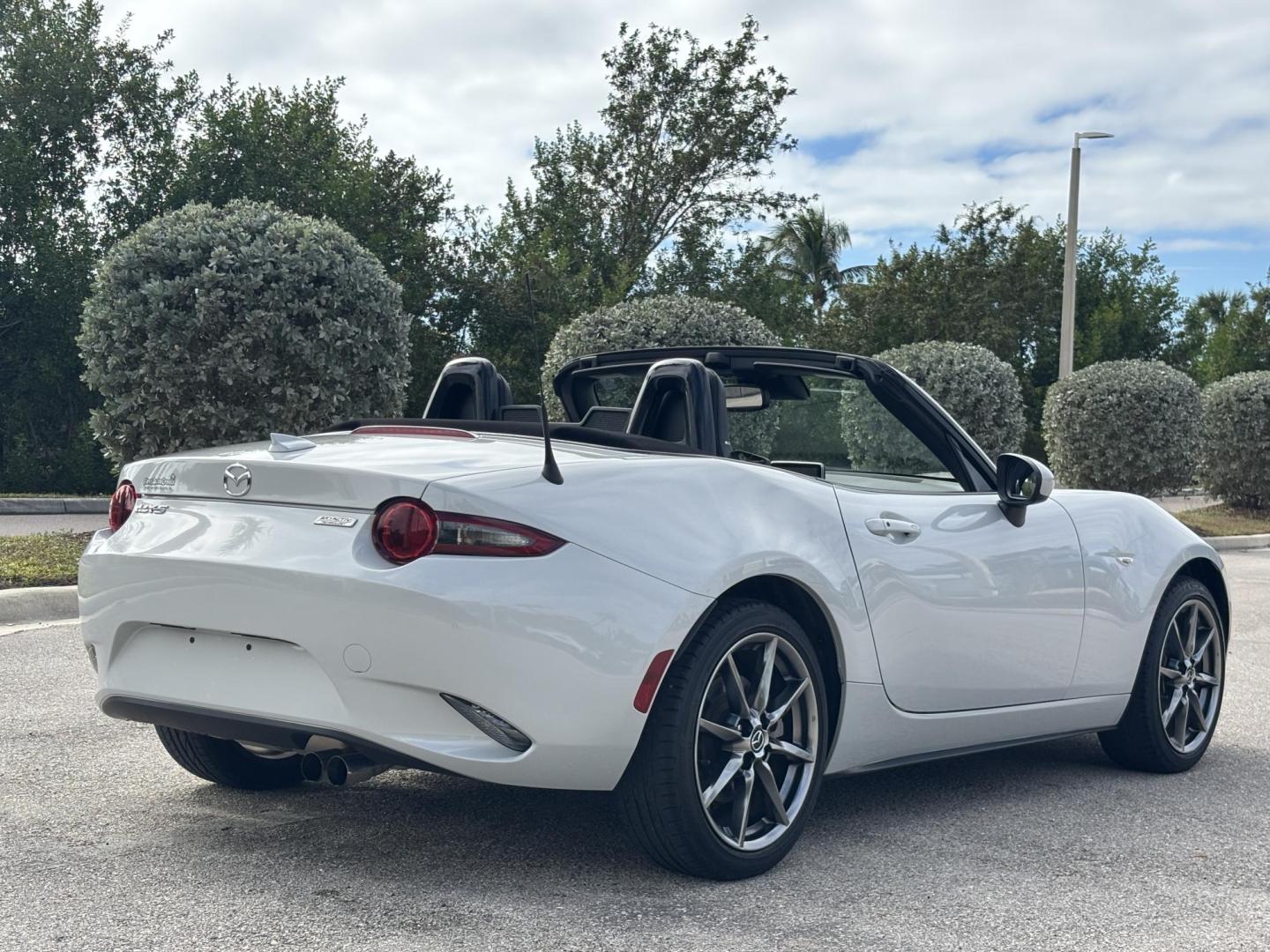 2016 GRAY /BLACK LEATHER Mazda MX-5 Miata Grand Touring 6AT (JM1NDAD74G0) with an 2.0L L4 DOHC 16V engine, 6A transmission, located at 11170 Summerlin Square Dr., Fort Myers Beach, FL, 33931, (239) 999-7777, 26.493546, -81.941628 - Photo#14