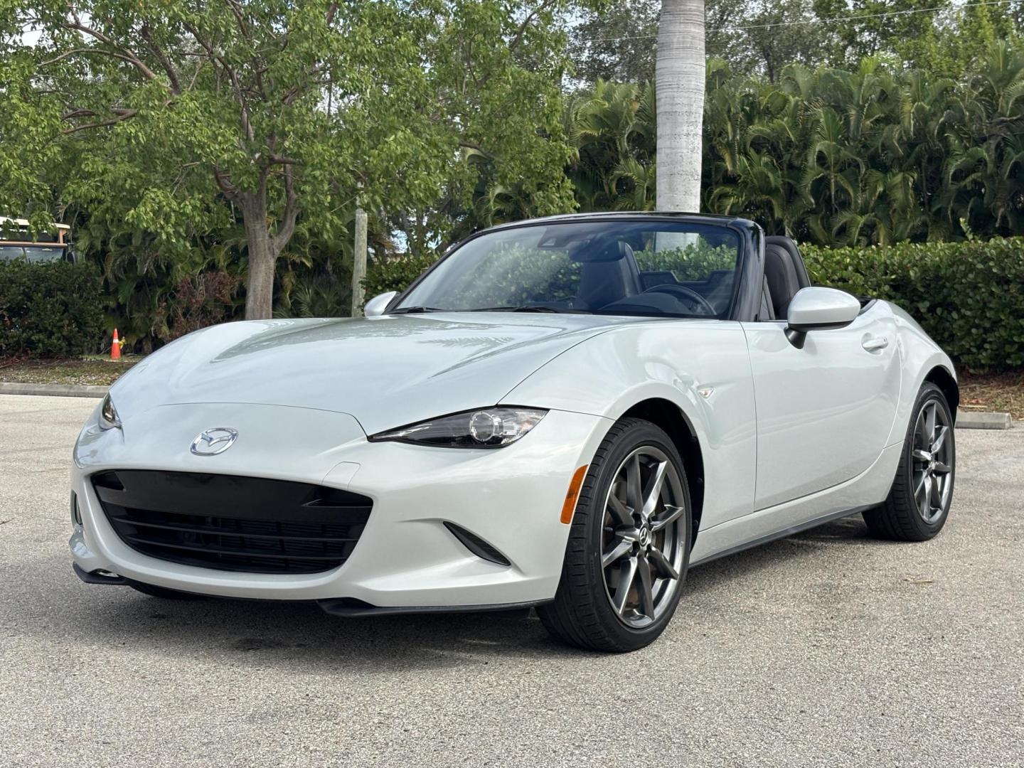 2016 GRAY /BLACK LEATHER Mazda MX-5 Miata Grand Touring 6AT (JM1NDAD74G0) with an 2.0L L4 DOHC 16V engine, 6A transmission, located at 11170 Summerlin Square Dr., Fort Myers Beach, FL, 33931, (239) 999-7777, 26.493546, -81.941628 - Photo#13