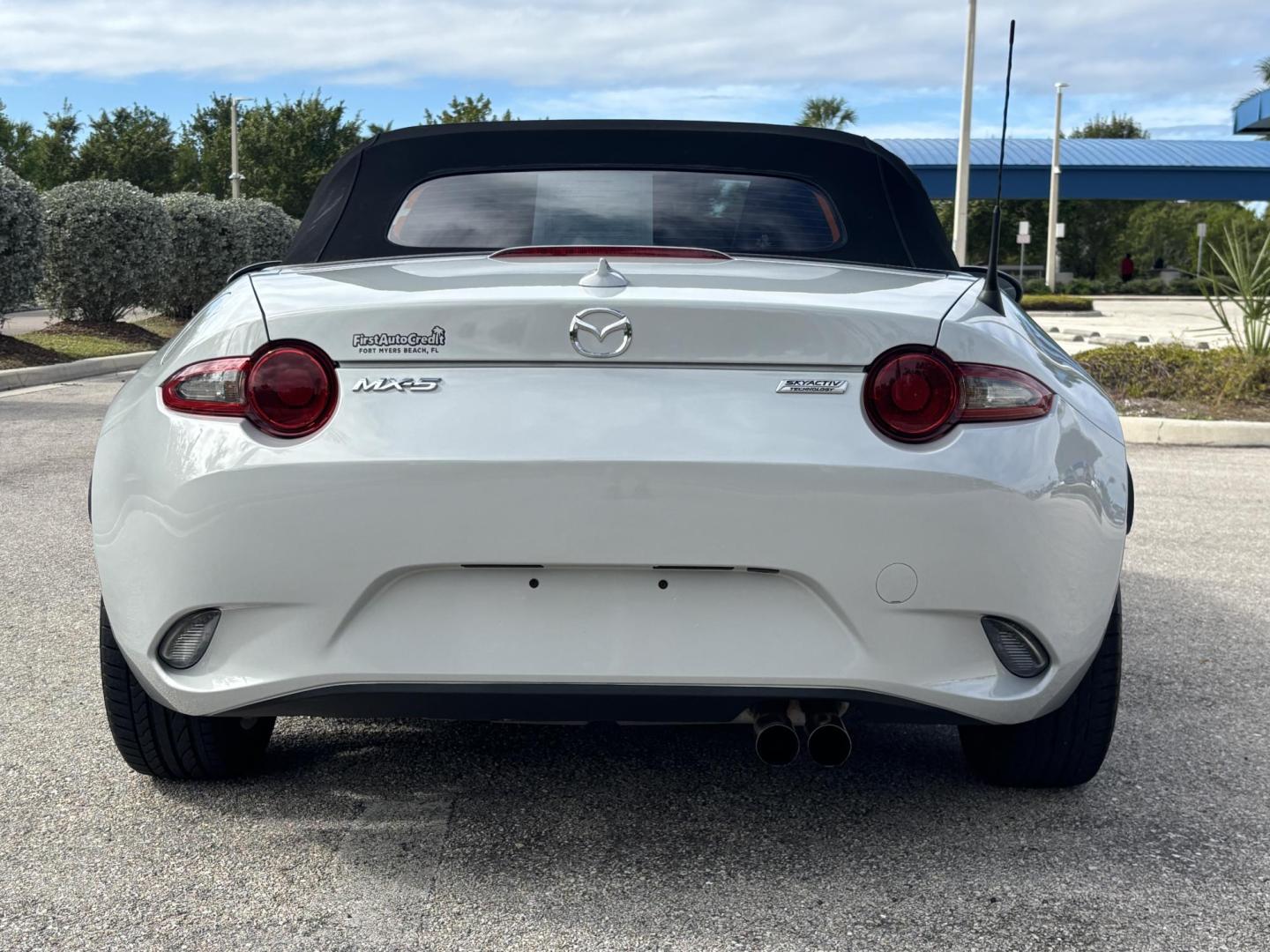 2016 GRAY /BLACK LEATHER Mazda MX-5 Miata Grand Touring 6AT (JM1NDAD74G0) with an 2.0L L4 DOHC 16V engine, 6A transmission, located at 11170 Summerlin Square Dr., Fort Myers Beach, FL, 33931, (239) 999-7777, 26.493546, -81.941628 - Photo#17