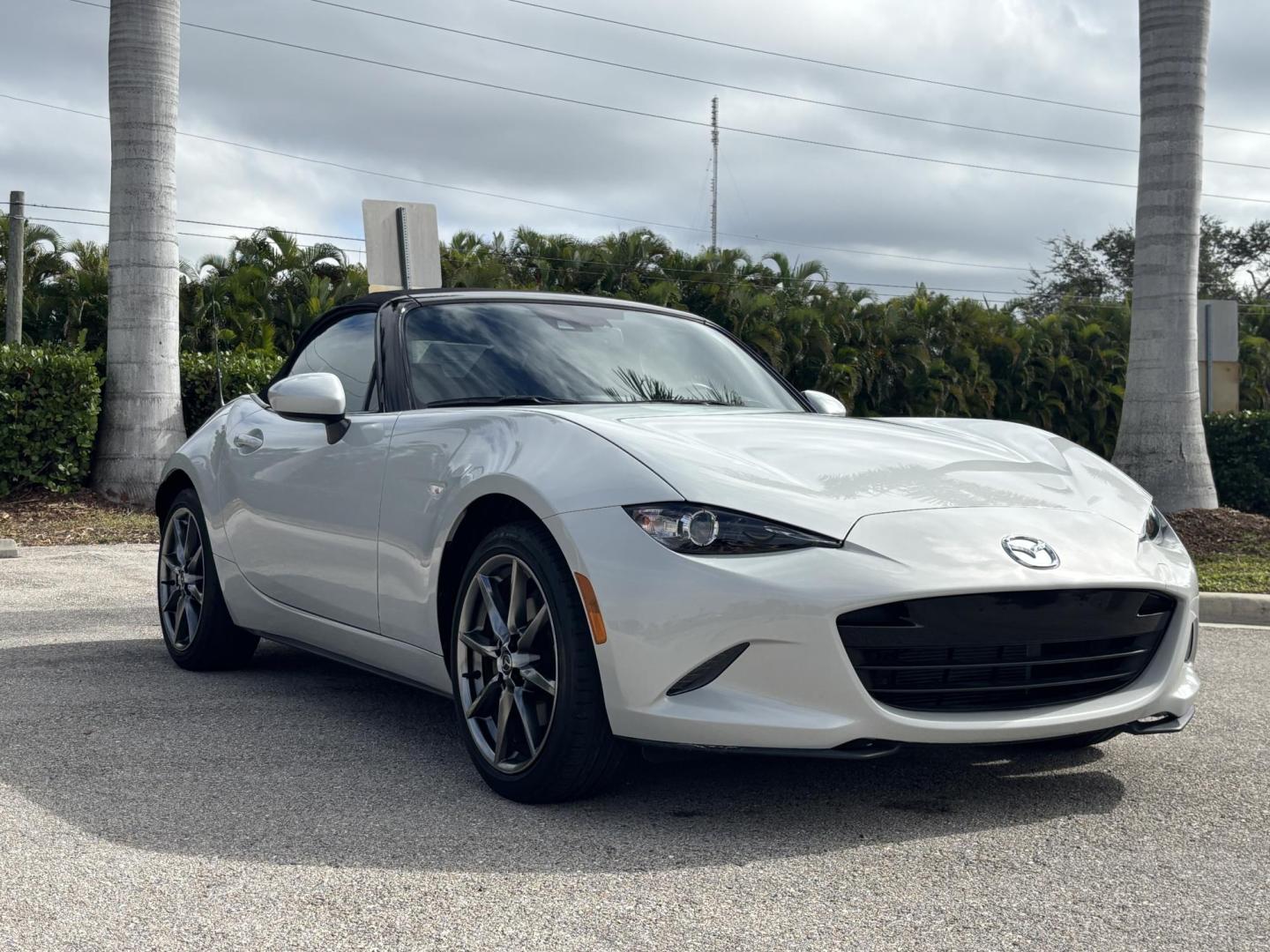 2016 GRAY /BLACK LEATHER Mazda MX-5 Miata Grand Touring 6AT (JM1NDAD74G0) with an 2.0L L4 DOHC 16V engine, 6A transmission, located at 11170 Summerlin Square Dr., Fort Myers Beach, FL, 33931, (239) 999-7777, 26.493546, -81.941628 - Photo#16