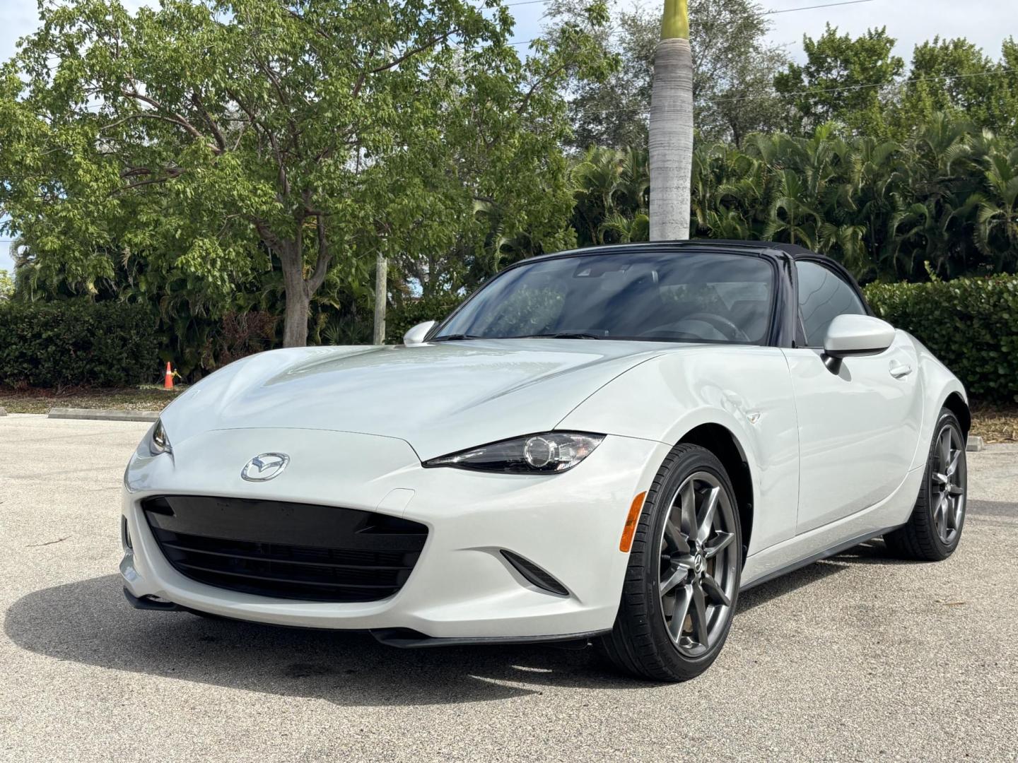 2016 GRAY /BLACK LEATHER Mazda MX-5 Miata Grand Touring 6AT (JM1NDAD74G0) with an 2.0L L4 DOHC 16V engine, 6A transmission, located at 11170 Summerlin Square Dr., Fort Myers Beach, FL, 33931, (239) 999-7777, 26.493546, -81.941628 - Photo#1