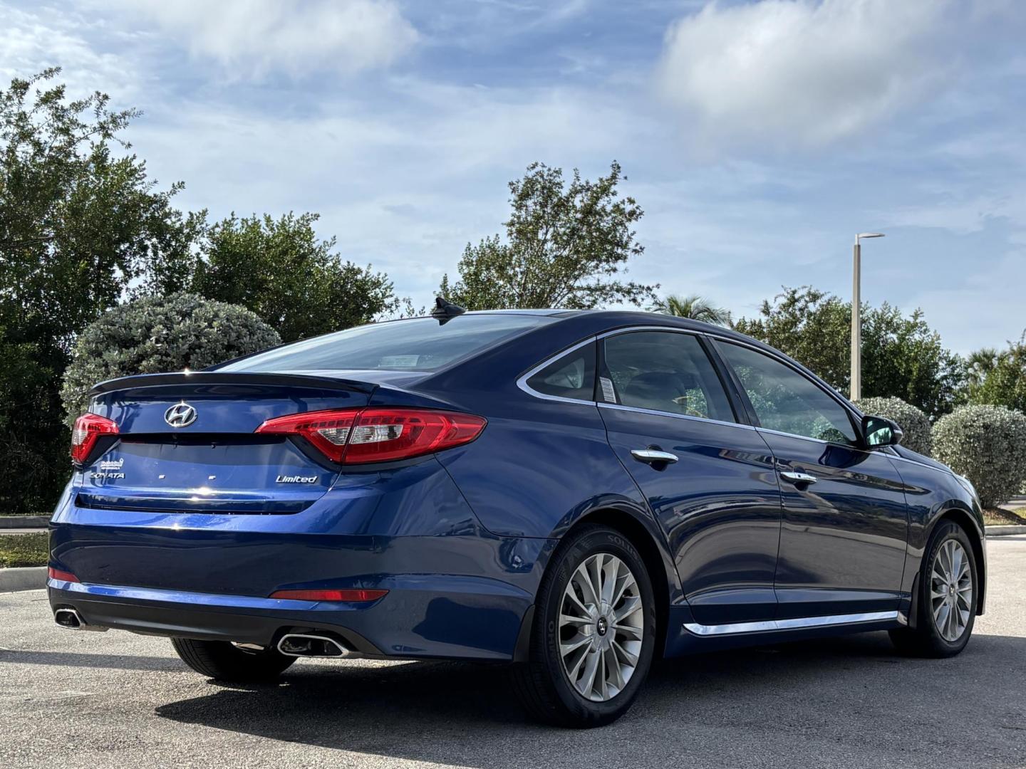 2015 BLUE /LIGHT GRAY LEATHER Hyundai Sonata Sport Limited Sport (5NPE34AF3FH) with an 2.4L L4 DOHC 16V engine, 6-Speed Automatic transmission, located at 11170 Summerlin Square Dr., Fort Myers Beach, FL, 33931, (239) 999-7777, 26.493546, -81.941628 - Photo#7
