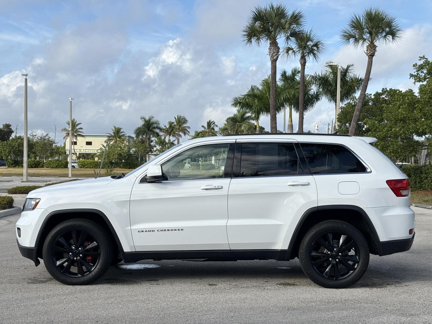 2013 WHITE /BLACK LEATHER Jeep Grand Cherokee Laredo 4WD (1C4RJFAG9DC) with an 3.6L V6 DOHC 24V engine, 5-Speed Automatic transmission, located at 11170 Summerlin Square Dr., Fort Myers Beach, FL, 33931, (239) 999-7777, 26.493546, -81.941628 - Photo#8
