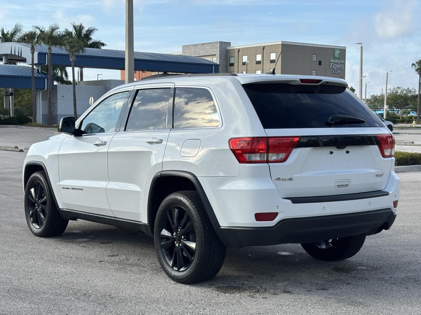 2013 WHITE /BLACK LEATHER Jeep Grand Cherokee Laredo 4WD (1C4RJFAG9DC) with an 3.6L V6 DOHC 24V engine, 5-Speed Automatic transmission, located at 11170 Summerlin Square Dr., Fort Myers Beach, FL, 33931, (239) 999-7777, 26.493546, -81.941628 - Photo#5