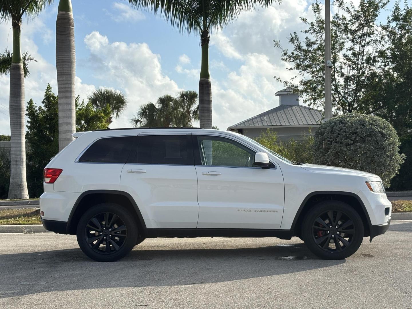 2013 WHITE /BLACK LEATHER Jeep Grand Cherokee Laredo 4WD (1C4RJFAG9DC) with an 3.6L V6 DOHC 24V engine, 5-Speed Automatic transmission, located at 11170 Summerlin Square Dr., Fort Myers Beach, FL, 33931, (239) 999-7777, 26.493546, -81.941628 - Photo#4