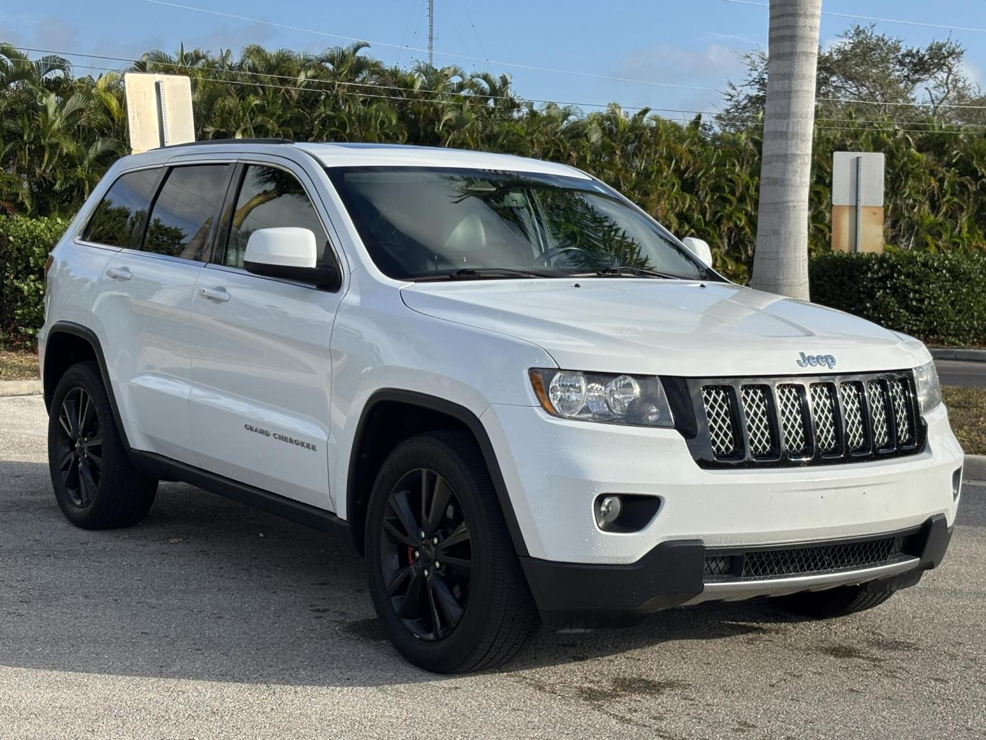 2013 WHITE /BLACK LEATHER Jeep Grand Cherokee Laredo 4WD (1C4RJFAG9DC) with an 3.6L V6 DOHC 24V engine, 5-Speed Automatic transmission, located at 11170 Summerlin Square Dr., Fort Myers Beach, FL, 33931, (239) 999-7777, 26.493546, -81.941628 - Photo#3