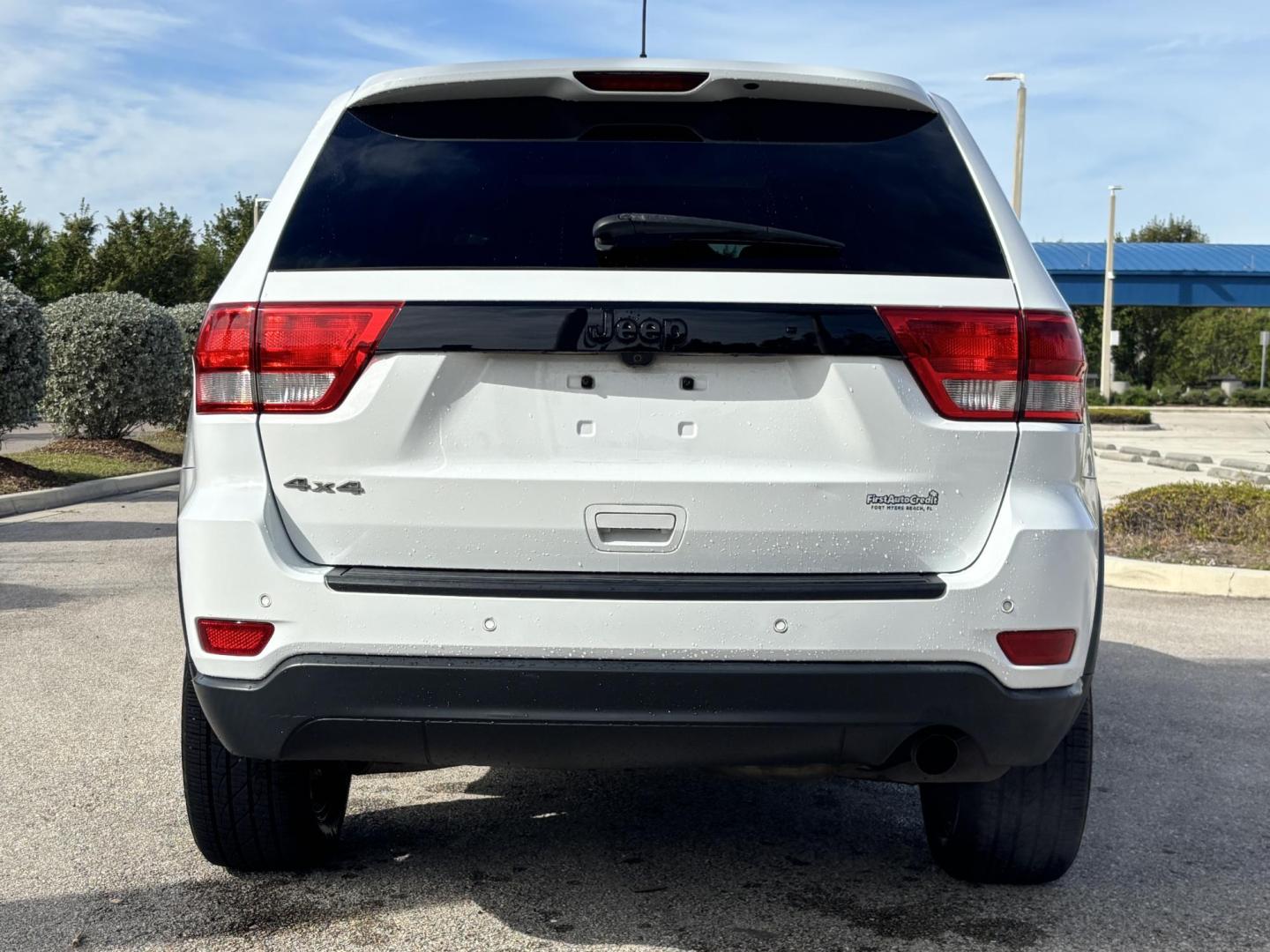 2013 WHITE /BLACK LEATHER Jeep Grand Cherokee Laredo 4WD (1C4RJFAG9DC) with an 3.6L V6 DOHC 24V engine, 5-Speed Automatic transmission, located at 11170 Summerlin Square Dr., Fort Myers Beach, FL, 33931, (239) 999-7777, 26.493546, -81.941628 - Photo#6