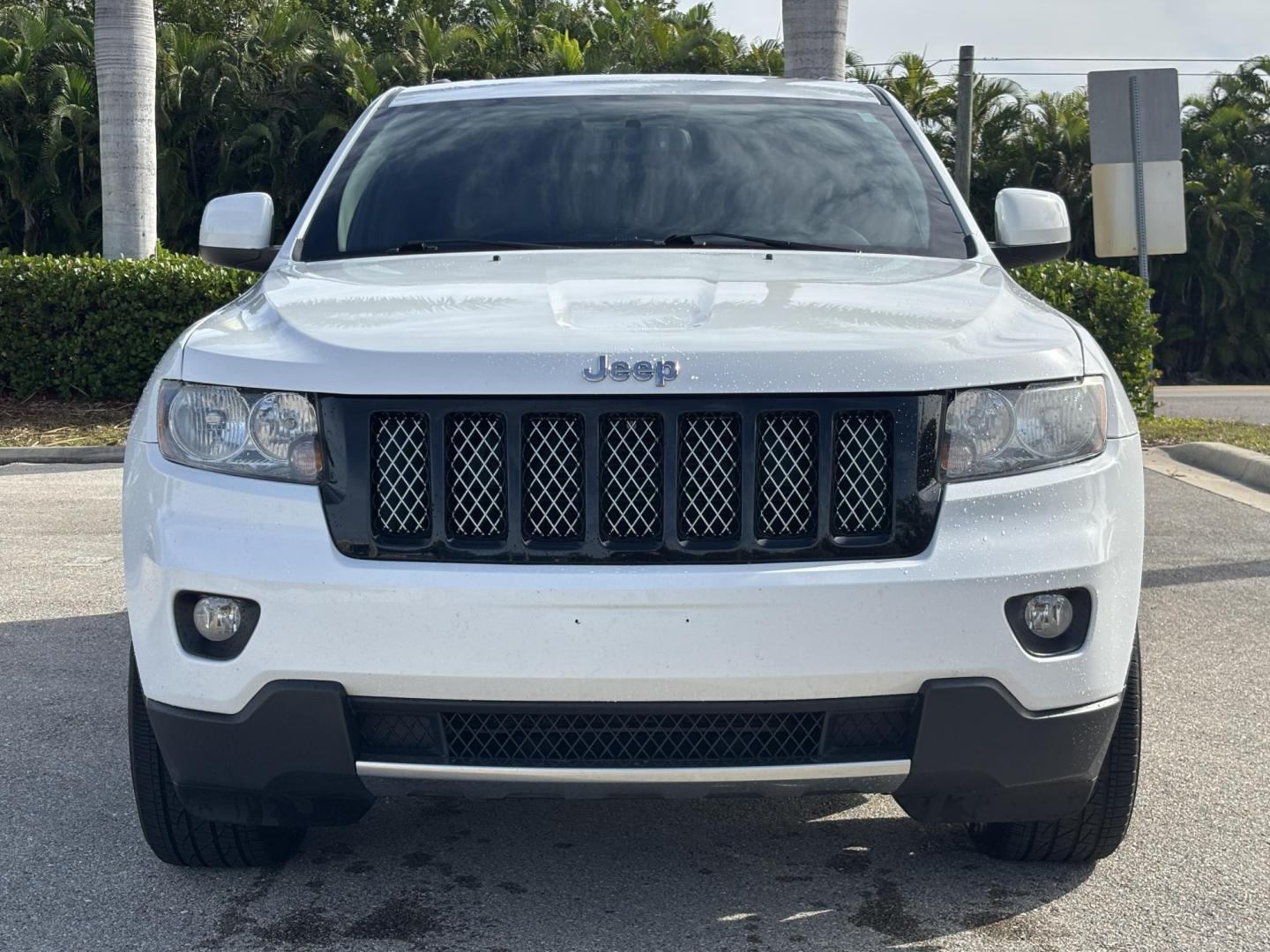2013 WHITE /BLACK LEATHER Jeep Grand Cherokee Laredo 4WD (1C4RJFAG9DC) with an 3.6L V6 DOHC 24V engine, 5-Speed Automatic transmission, located at 11170 Summerlin Square Dr., Fort Myers Beach, FL, 33931, (239) 999-7777, 26.493546, -81.941628 - Photo#2