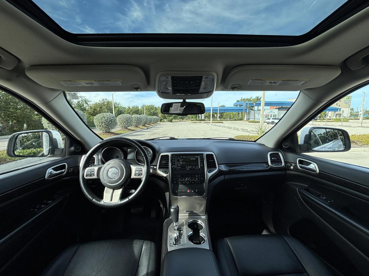 2013 WHITE /BLACK LEATHER Jeep Grand Cherokee Laredo 4WD (1C4RJFAG9DC) with an 3.6L V6 DOHC 24V engine, 5-Speed Automatic transmission, located at 11170 Summerlin Square Dr., Fort Myers Beach, FL, 33931, (239) 999-7777, 26.493546, -81.941628 - Photo#9