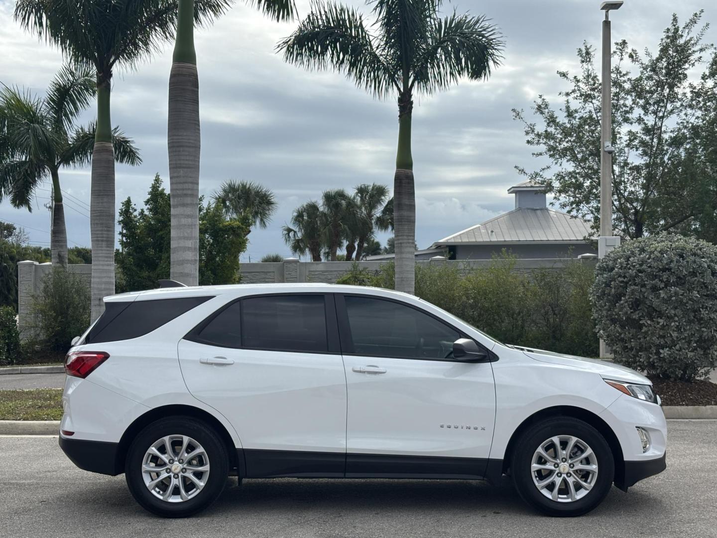 2020 WHITE /CHARCOAL/GRAY CLOTH Chevrolet Equinox LS 2WD (3GNAXHEV3LS) with an 1.5L L4 DIR DOHC 16V TURBO engine, 6A transmission, located at 11170 Summerlin Square Dr., Fort Myers Beach, FL, 33931, (239) 999-7777, 26.493546, -81.941628 - Photo#4