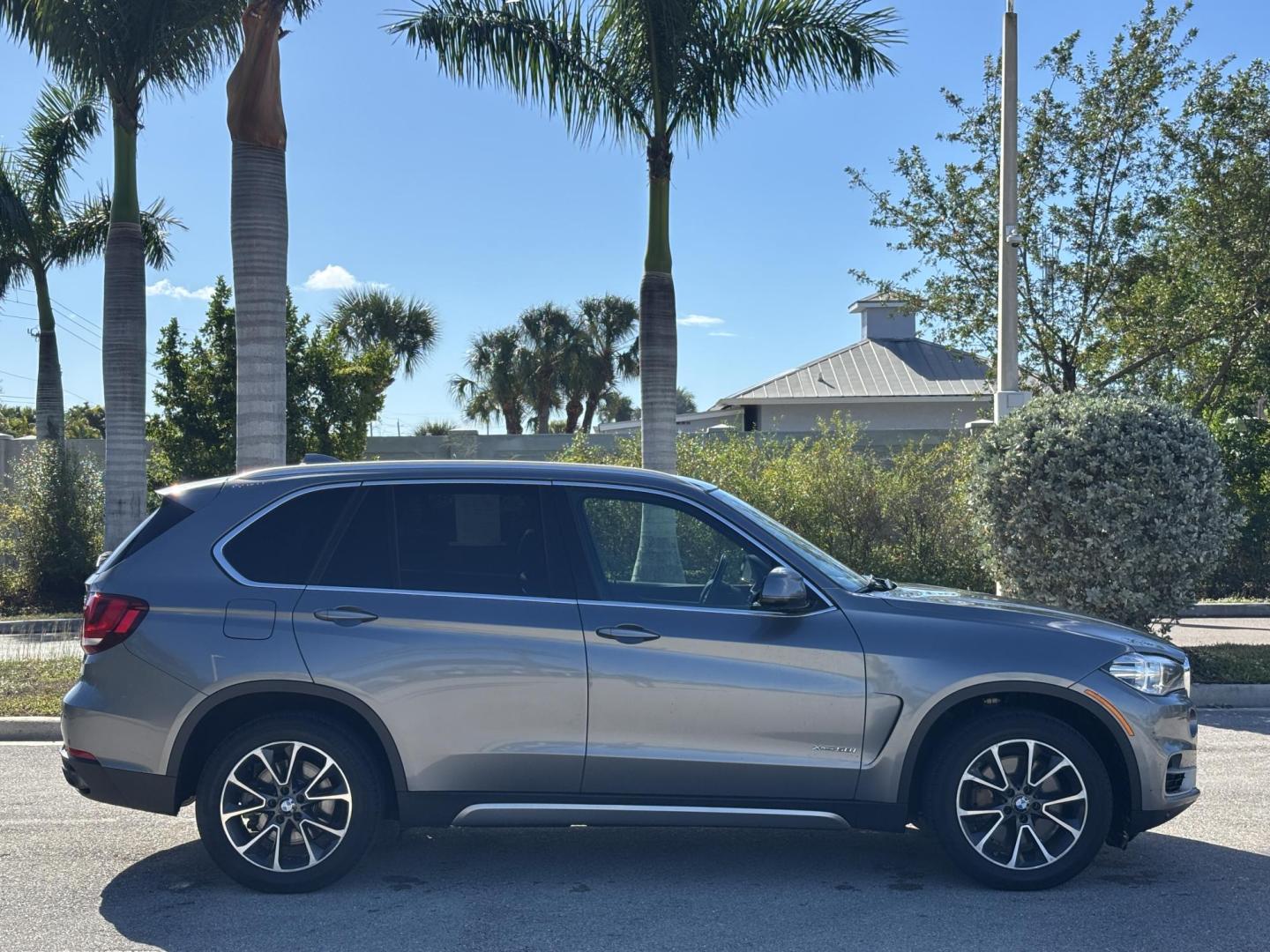 2017 GRAY /BLACK LEATHER BMW X5 xDrive50i (5UXKR6C3XH0) with an 4.8L V8 DOHC 32V engine, 8A transmission, located at 11170 Summerlin Square Dr., Fort Myers Beach, FL, 33931, (239) 999-7777, 26.493546, -81.941628 - Photo#4