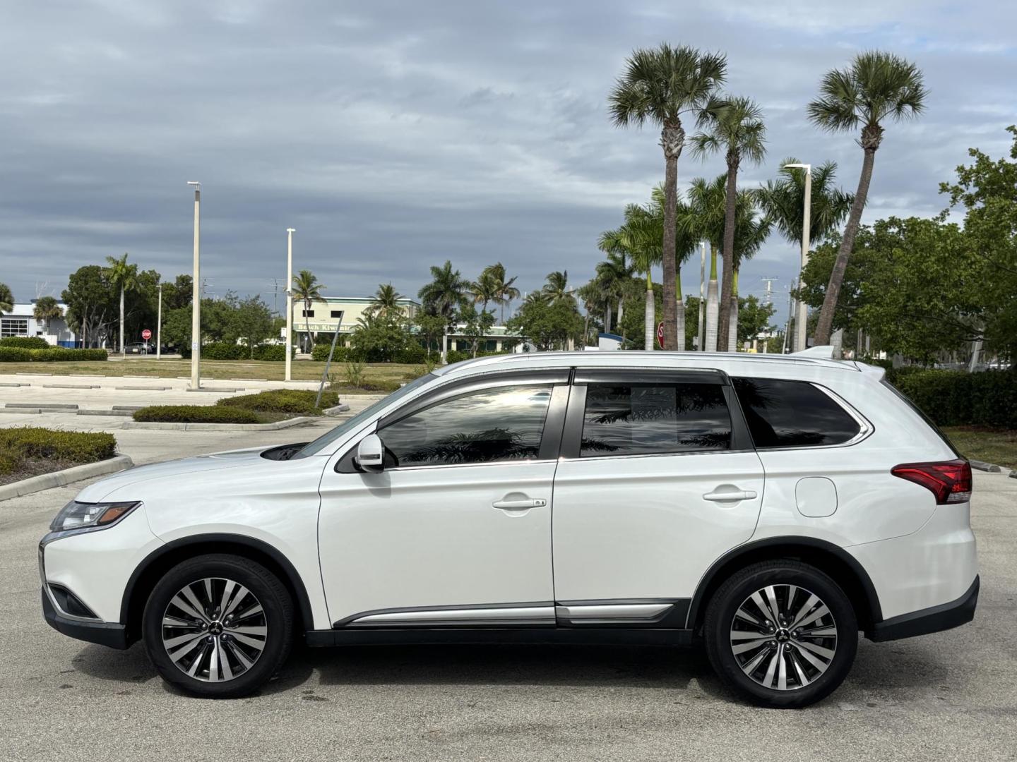 2019 WHITE /TAN LEATHER Mitsubishi Outlander SE 2WD (JA4AD3A34KZ) with an 2.4L L4 DOHC 16V engine, CVT transmission, located at 11170 Summerlin Square Dr., Fort Myers Beach, FL, 33931, (239) 999-7777, 26.493546, -81.941628 - 3rd Row Vehicle 7 Passenger - Photo#8