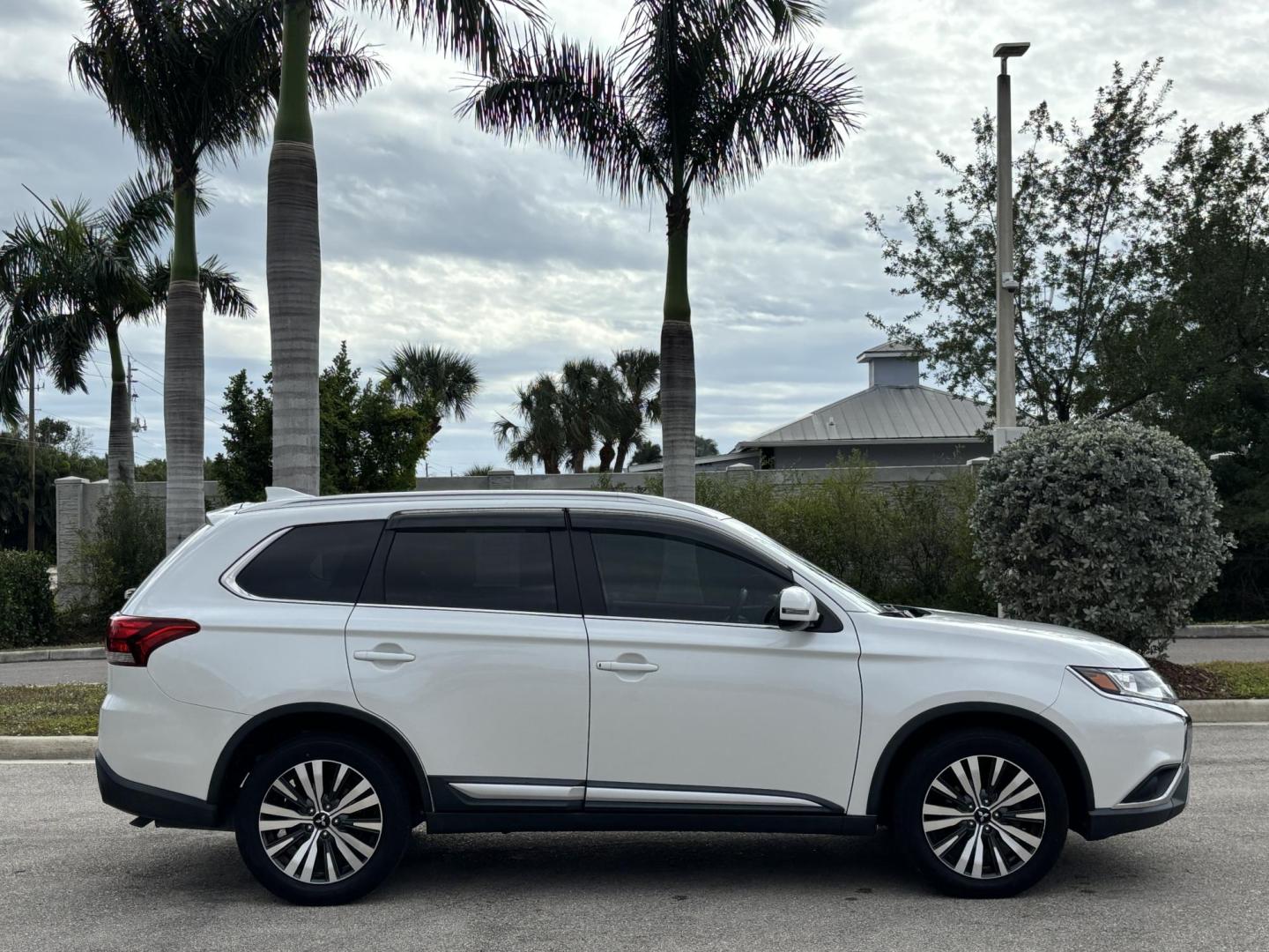 2019 WHITE /TAN LEATHER Mitsubishi Outlander SE 2WD (JA4AD3A34KZ) with an 2.4L L4 DOHC 16V engine, CVT transmission, located at 11170 Summerlin Square Dr., Fort Myers Beach, FL, 33931, (239) 999-7777, 26.493546, -81.941628 - 3rd Row Vehicle 7 Passenger - Photo#4