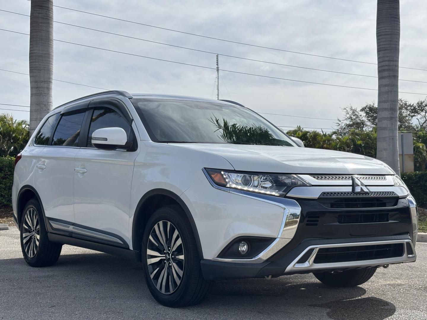 2019 WHITE /TAN LEATHER Mitsubishi Outlander SE 2WD (JA4AD3A34KZ) with an 2.4L L4 DOHC 16V engine, CVT transmission, located at 11170 Summerlin Square Dr., Fort Myers Beach, FL, 33931, (239) 999-7777, 26.493546, -81.941628 - 3rd Row Vehicle 7 Passenger - Photo#3