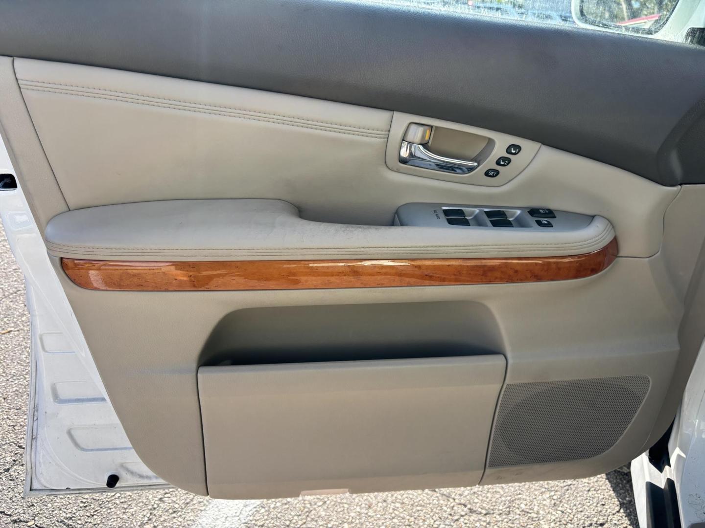 2009 WHITE /BEIGE LEEATHER Lexus RX 350 FWD (2T2GK31U59C) with an 3.5L V6 DOHC 24V engine, 5-Speed Automatic Overdrive transmission, located at 11170 Summerlin Square Dr., Fort Myers Beach, FL, 33931, (239) 999-7777, 26.493546, -81.941628 - Photo#14