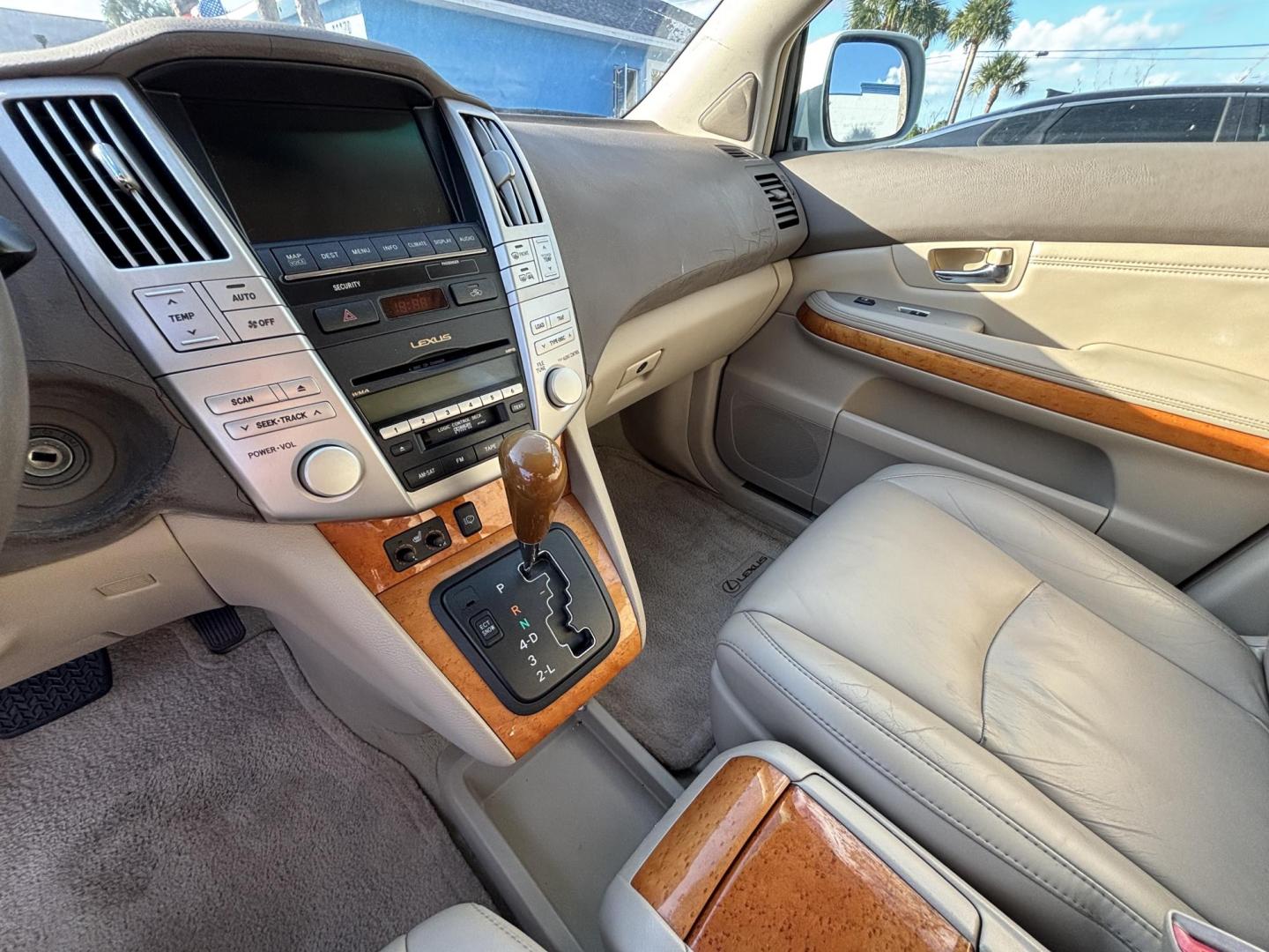 2009 WHITE /BEIGE LEEATHER Lexus RX 350 FWD (2T2GK31U59C) with an 3.5L V6 DOHC 24V engine, 5-Speed Automatic Overdrive transmission, located at 11170 Summerlin Square Dr., Fort Myers Beach, FL, 33931, (239) 999-7777, 26.493546, -81.941628 - Photo#2