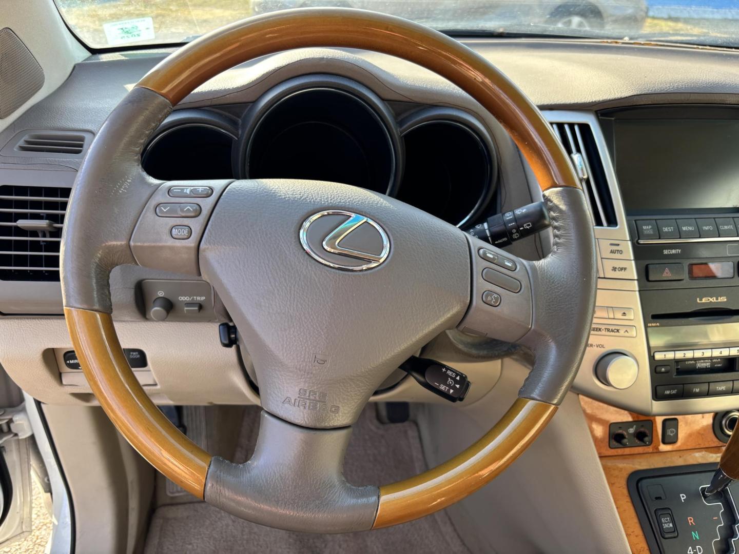 2009 WHITE /BEIGE LEEATHER Lexus RX 350 FWD (2T2GK31U59C) with an 3.5L V6 DOHC 24V engine, 5-Speed Automatic Overdrive transmission, located at 11170 Summerlin Square Dr., Fort Myers Beach, FL, 33931, (239) 999-7777, 26.493546, -81.941628 - Photo#4