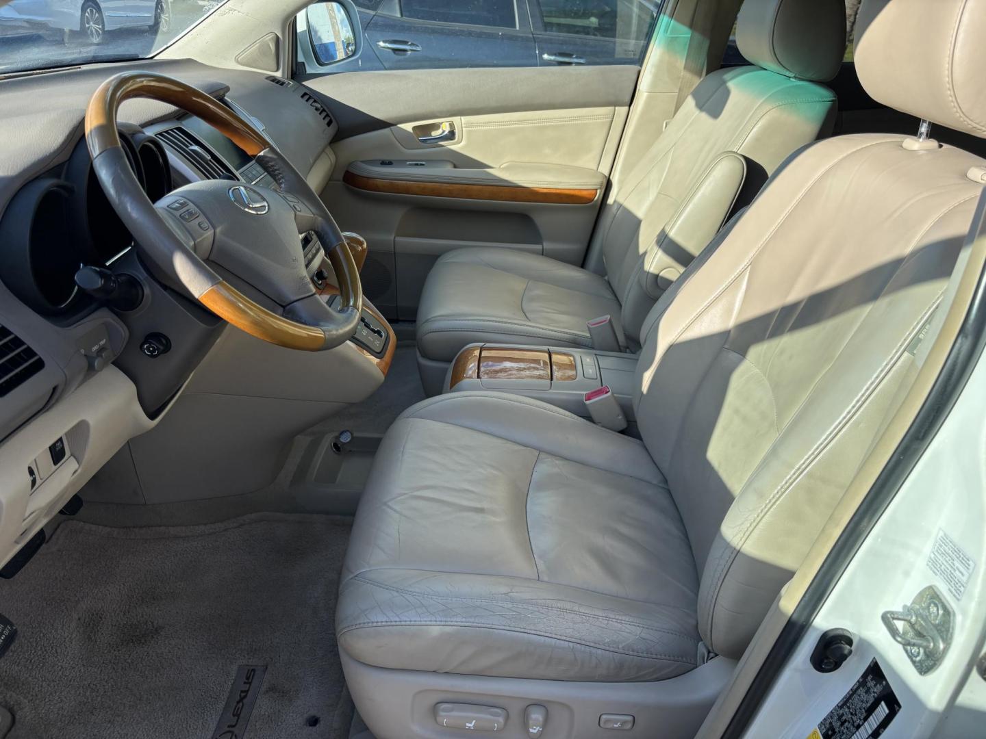 2009 WHITE /BEIGE LEEATHER Lexus RX 350 FWD (2T2GK31U59C) with an 3.5L V6 DOHC 24V engine, 5-Speed Automatic Overdrive transmission, located at 11170 Summerlin Square Dr., Fort Myers Beach, FL, 33931, (239) 999-7777, 26.493546, -81.941628 - Photo#3