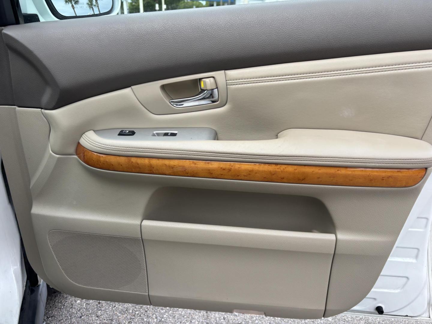 2009 WHITE /BEIGE LEEATHER Lexus RX 350 FWD (2T2GK31U59C) with an 3.5L V6 DOHC 24V engine, 5-Speed Automatic Overdrive transmission, located at 11170 Summerlin Square Dr., Fort Myers Beach, FL, 33931, (239) 999-7777, 26.493546, -81.941628 - Photo#32