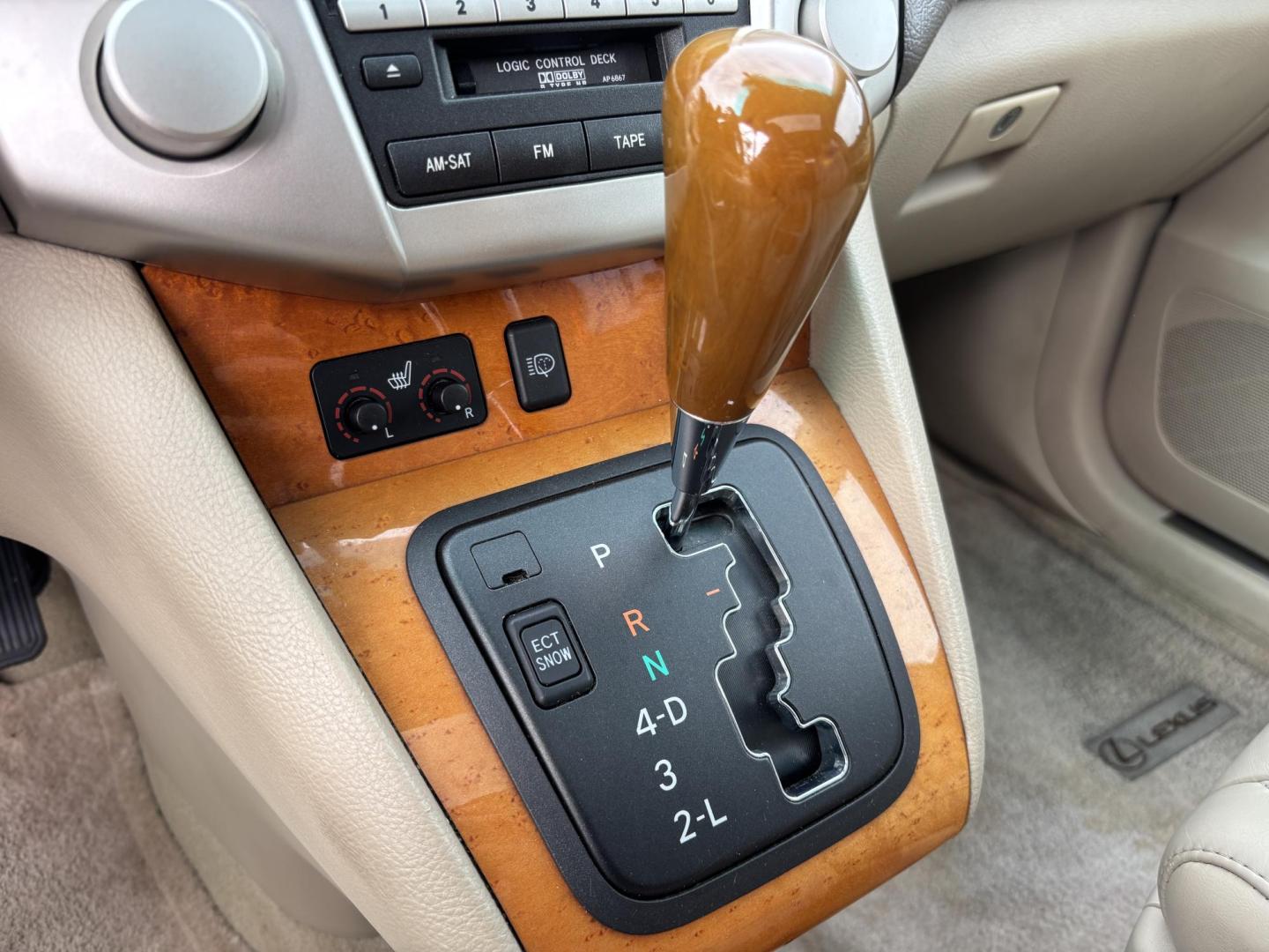 2009 WHITE /BEIGE LEEATHER Lexus RX 350 FWD (2T2GK31U59C) with an 3.5L V6 DOHC 24V engine, 5-Speed Automatic Overdrive transmission, located at 11170 Summerlin Square Dr., Fort Myers Beach, FL, 33931, (239) 999-7777, 26.493546, -81.941628 - Photo#17