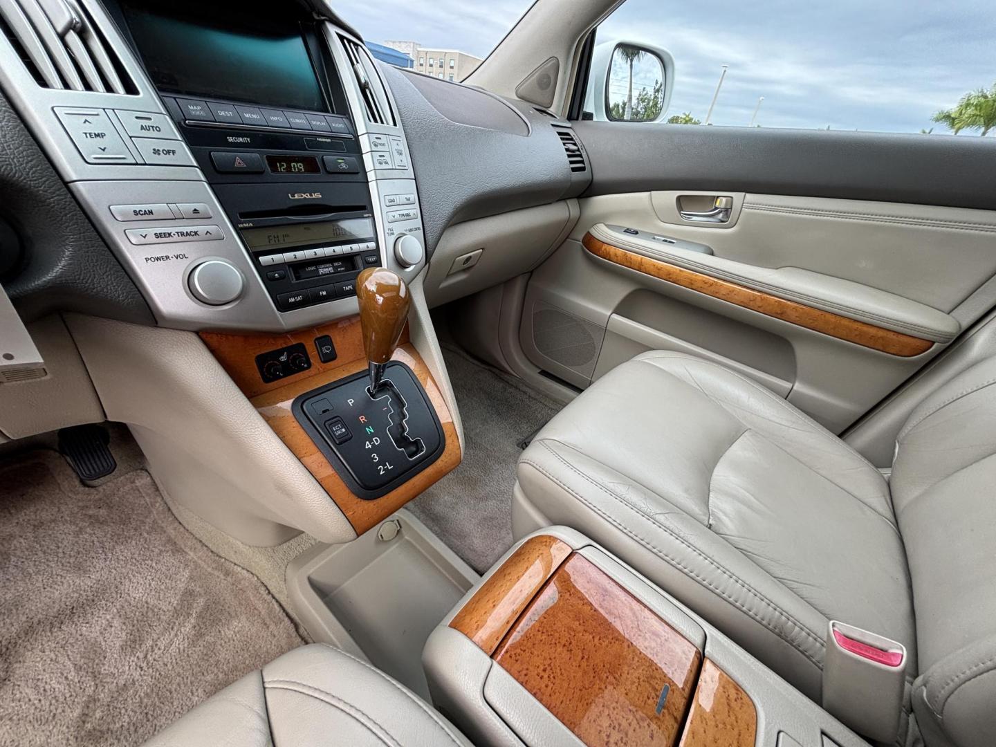 2009 WHITE /BEIGE LEEATHER Lexus RX 350 FWD (2T2GK31U59C) with an 3.5L V6 DOHC 24V engine, 5-Speed Automatic Overdrive transmission, located at 11170 Summerlin Square Dr., Fort Myers Beach, FL, 33931, (239) 999-7777, 26.493546, -81.941628 - Photo#14